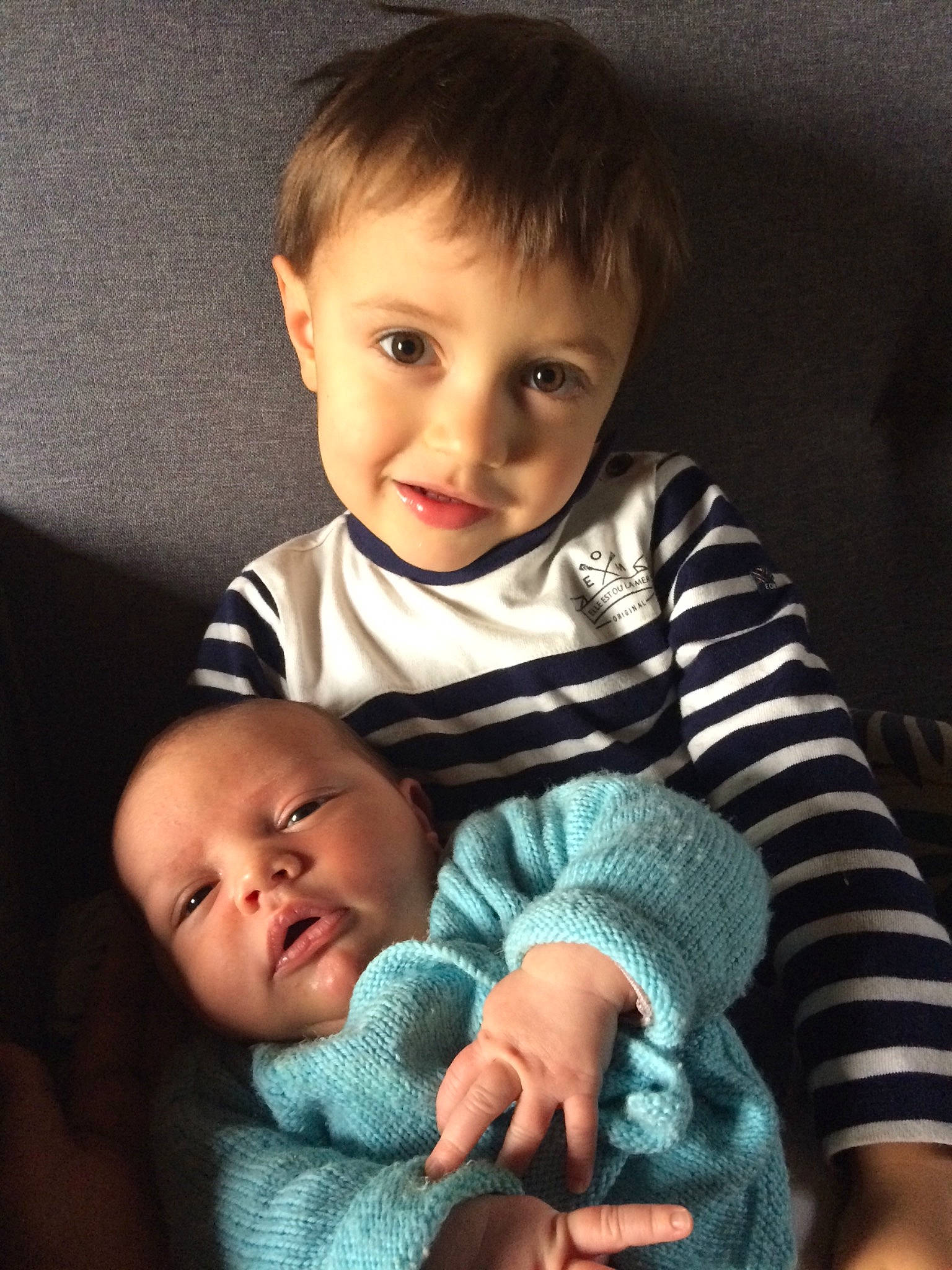 Amaël a rejoint le concours — aidez-le/la à gagner de superbes lots ! baby_toddler_clothing, cheek, chin, comfort, eye, face, facial_expression, finger, flash_photography, gesture, green, hair, hairstyle, hand, iris, nose, person, skin, sleeve, smile