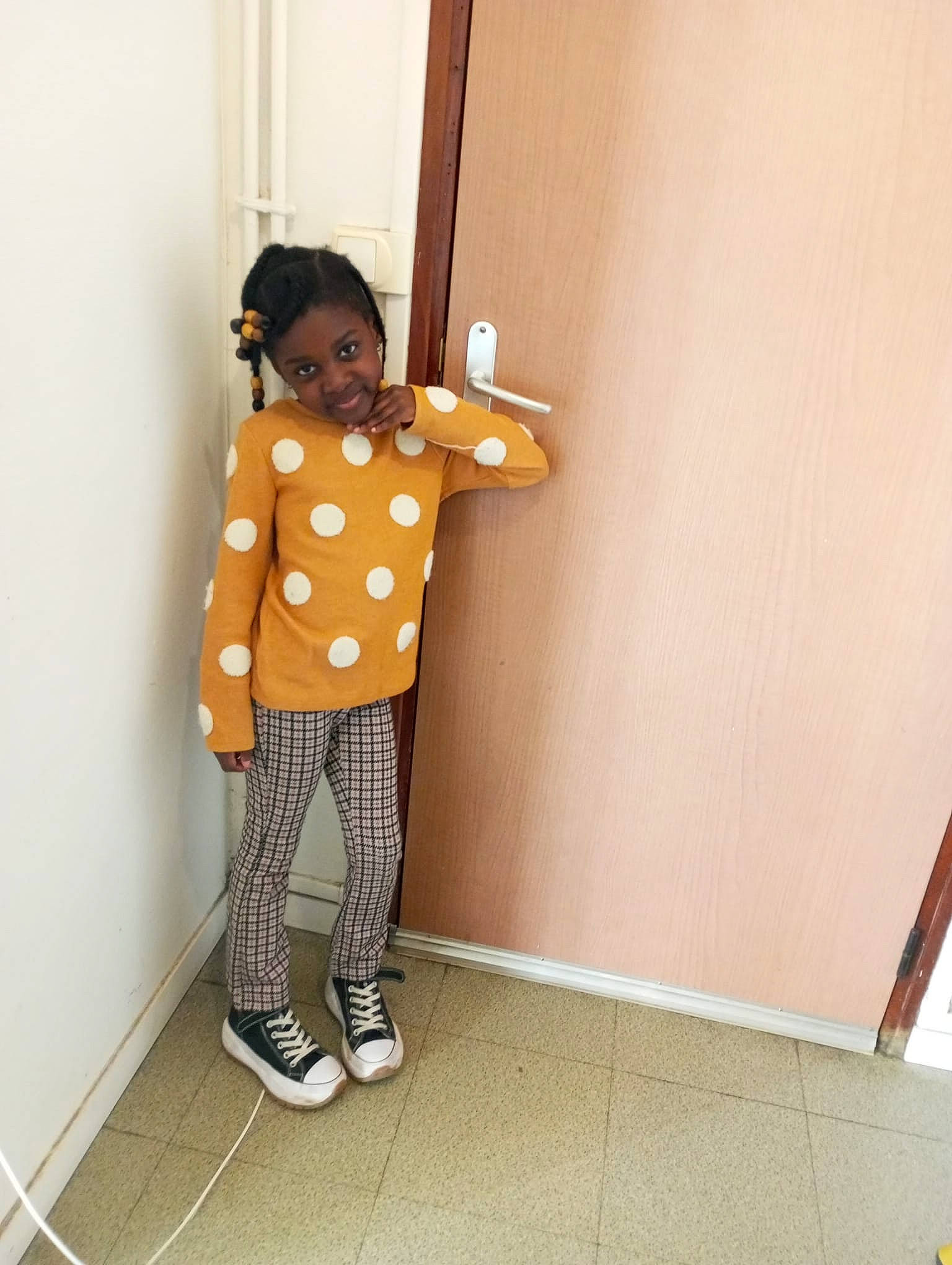 Anaelle a rejoint le concours — aidez-le/la à gagner de superbes lots ! calf, child, curtain, design, door, elbow, flooring, home_door, human_body, human_leg, joy, knee, pajamas, pattern, person, room, sleeve, t_shirt, thigh, visual_arts