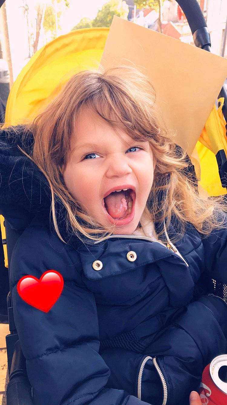 Emma participe au concours pour gagner de l'argent avec cette photo : blond, cheek, child, event, facial_expression, fun, gesture, hairstyle, happy, iris, jacket, leisure, lip, mammal, mouth, nose, person, skin, sleeve, smile