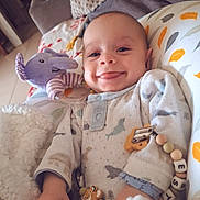 Esteban a rejoint le concours — aidez-le/la à gagner de superbes lots ! baby, blanket, child, comfort, cozy, cushion, cute, cute_expression, elephant_toy, face, hand, happy, indoor, infant, pajamas, plush_toy, resting, smiling, soft_texture, toy