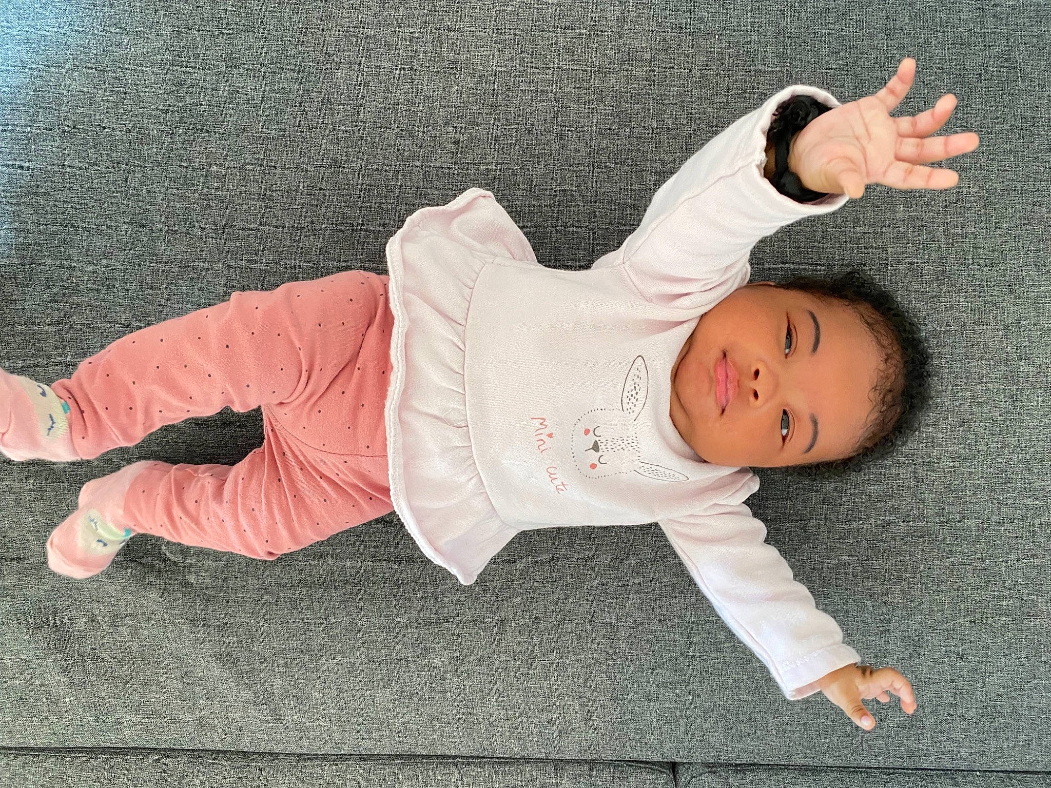 Eleya participe au concours pour gagner de l'argent avec cette photo : arm, baby, baby_toddler_clothing, child, comfort, floor, flooring, foot, head, headgear, human_body, human_leg, knee, leg, pattern, person, sitting, sleeve, sunglasses, t_shirt