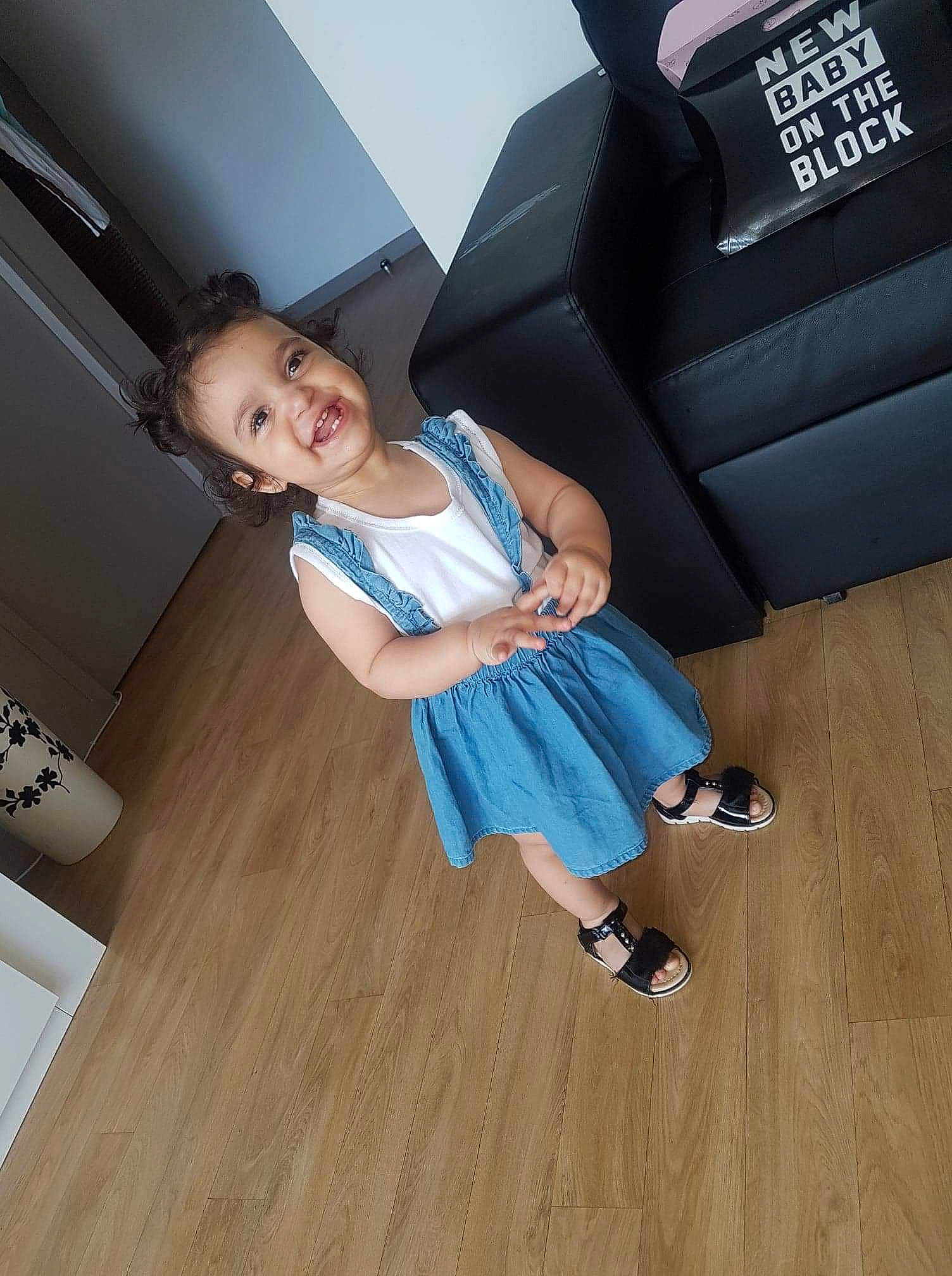 Djemila participe au concours pour gagner de l'argent avec cette photo : ankle, baby_toddler_clothing, baggage, child_model, flash_photography, floor, flooring, foot, hardwood, human_leg, joy, laminate_flooring, mouth, person, sandal, sock, suitcase, throat, wood_flooring