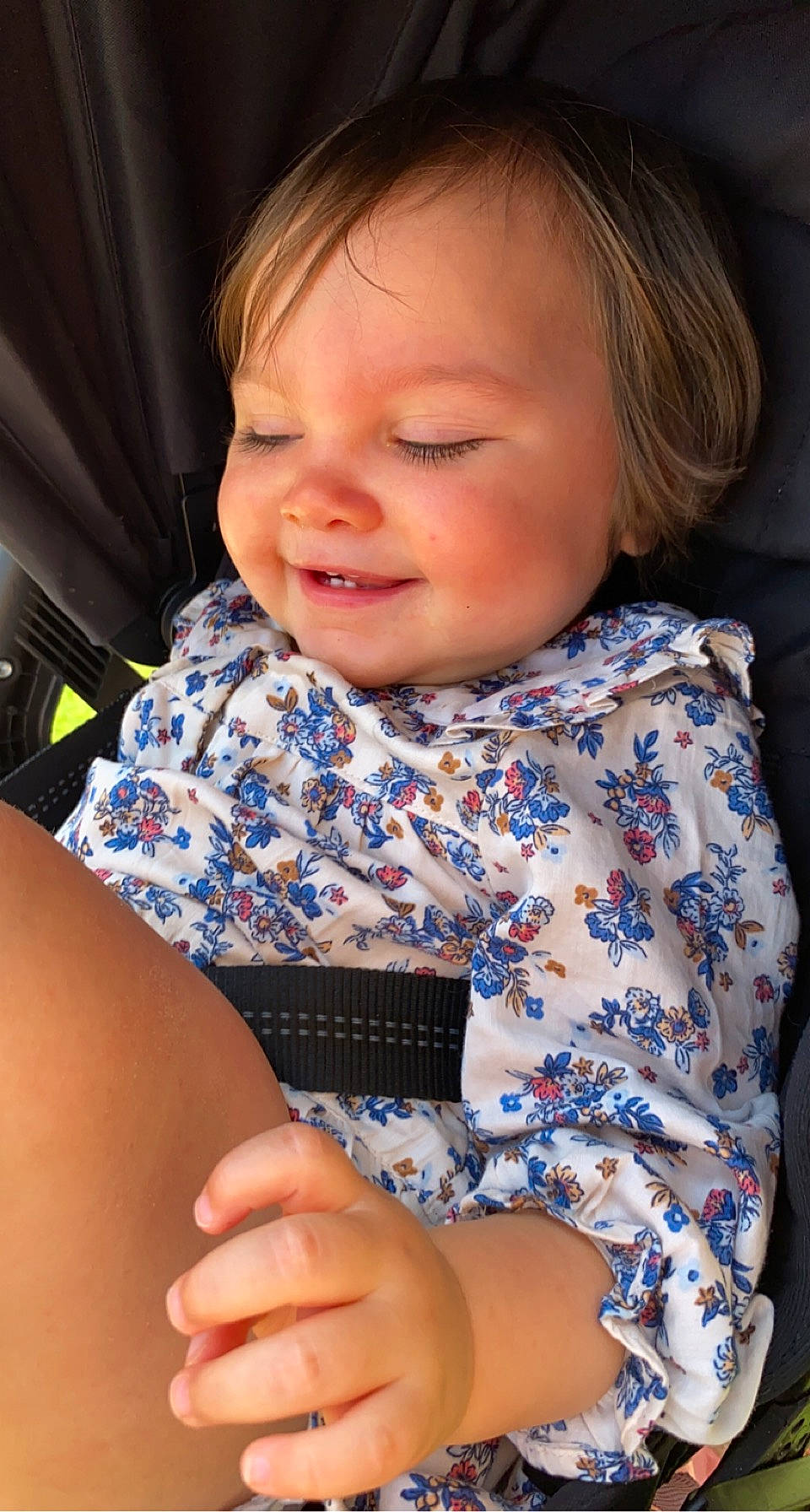 Neya participe au concours pour gagner de l'argent avec cette photo : baby_toddler_clothing, cheek, chin, eye, eyebrow, face, facial_expression, finger, gesture, hairstyle, hand, iris, lip, nose, organ, person, shoulder, skin, sleeve, smile