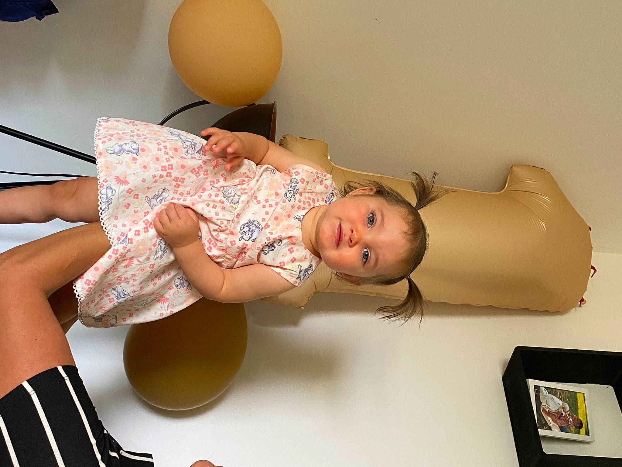 Neya participe au concours pour gagner de l'argent avec cette photo : abdomen, art, baby, child, comfort, human_body, human_leg, joint, knee, lamp, muscle, person, room, shoulder, skin, smile, stomach, thigh, toddler, trunk