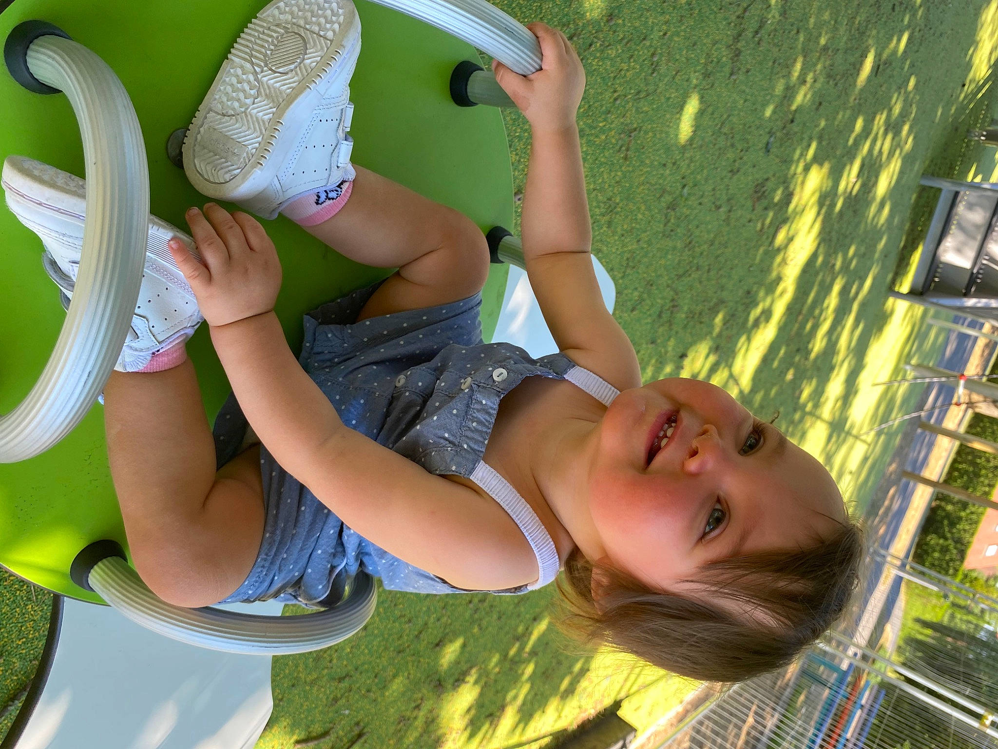 Neya participe au concours pour gagner de l'argent avec cette photo : arm, child, cool, fun, grass, green, happy, human_leg, joint, joy, knee, leg, leisure, people_in_nature, person, recreation, shorts, smile, snapshot, summer