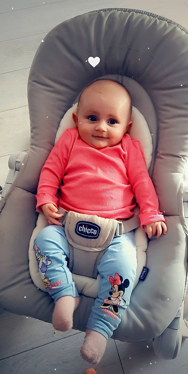 Ilyana a rejoint le concours — aidez-le/la à gagner de superbes lots ! baby, baby_products, baby_toddler_clothing, car_seat, child, comfort, electric_blue, finger, fun, happy, joy, knee, person, personal_protective_equipment, product, sitting, skin, smile, thigh, thumb