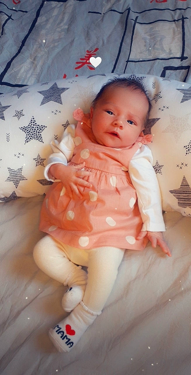 Freya a rejoint le concours — aidez-le/la à gagner de superbes lots ! baby, baby_toddler_clothing, cheek, child, embellishment, finger, fun, happy, human_leg, lip, pattern, peach, person, pink, sitting, skin, sleeve, sock, thigh, thumb