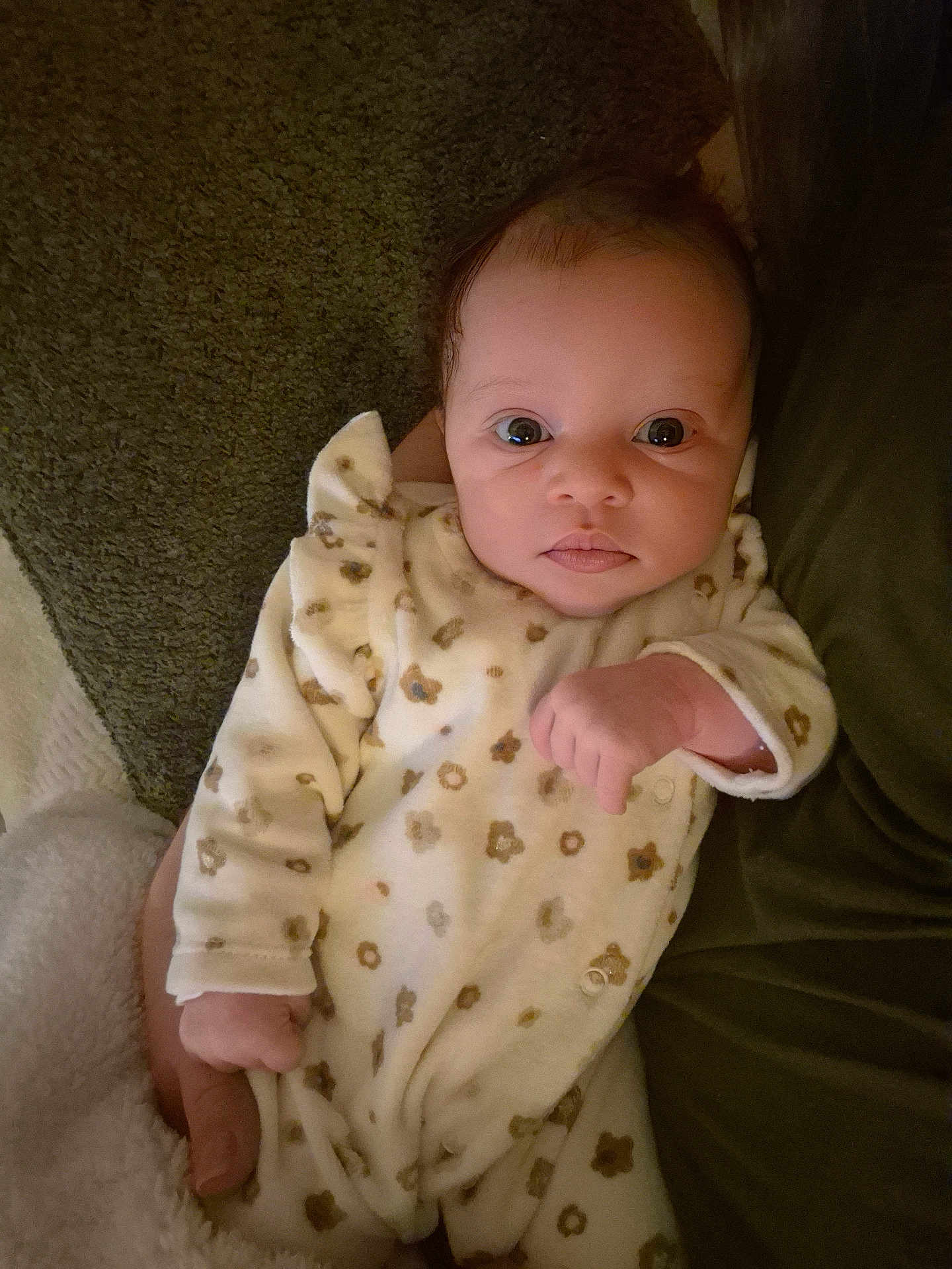 Cassie a rejoint le concours — aidez-le/la à gagner de superbes lots ! baby, infant, onesie, floral_pattern, face, eyes, hand, blanket, soft_texture, person, newborn, cute, sleepwear, portrait, indoors, warm_lighting, cozy, child, human, cuddle