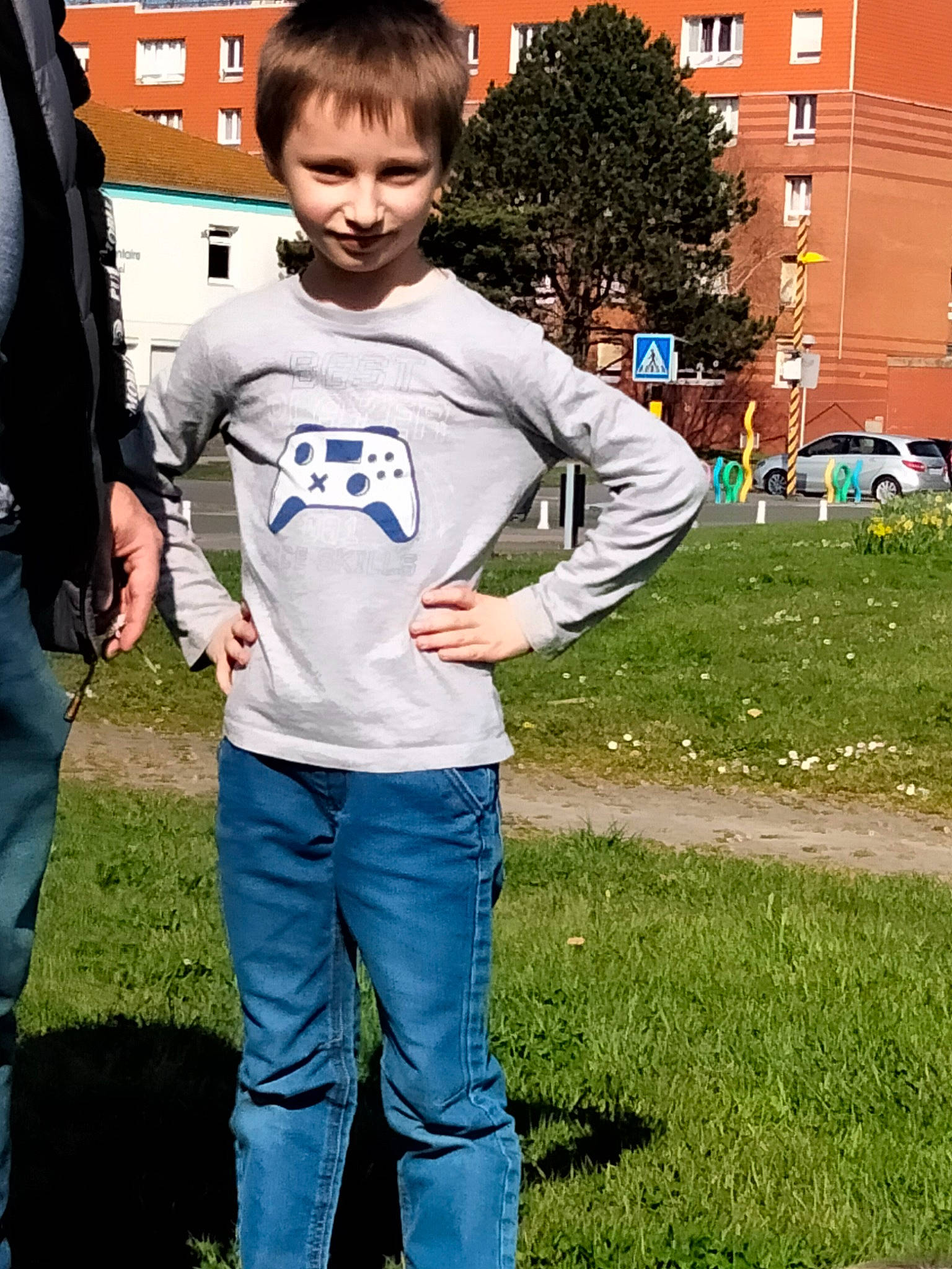 Dylan participe au concours pour gagner de l'argent avec cette photo : child, clothing, cool, denim, electric_blue, eyewear, fun, gesture, grass, happy, jeans, joy, leisure, person, plant, recreation, sleeve, sportswear, street_fashion, t_shirt