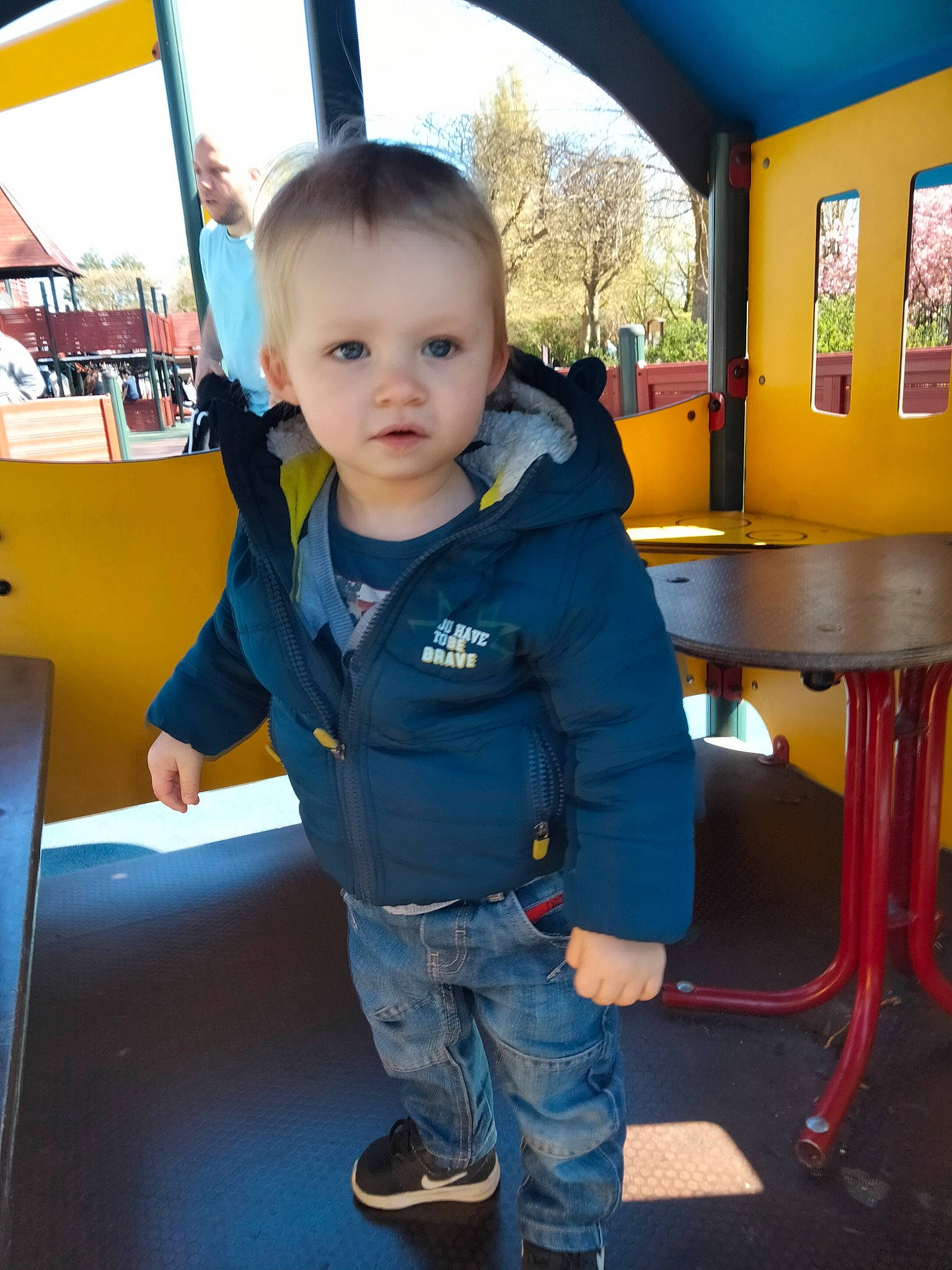 Alexy participe au concours pour gagner de l'argent avec cette photo : baby, baby_toddler_clothing, child, city, denim, electric_blue, flooring, fun, jeans, leisure, person, play, playground, recreation, room, sitting, standing, t_shirt, toddler, vacation