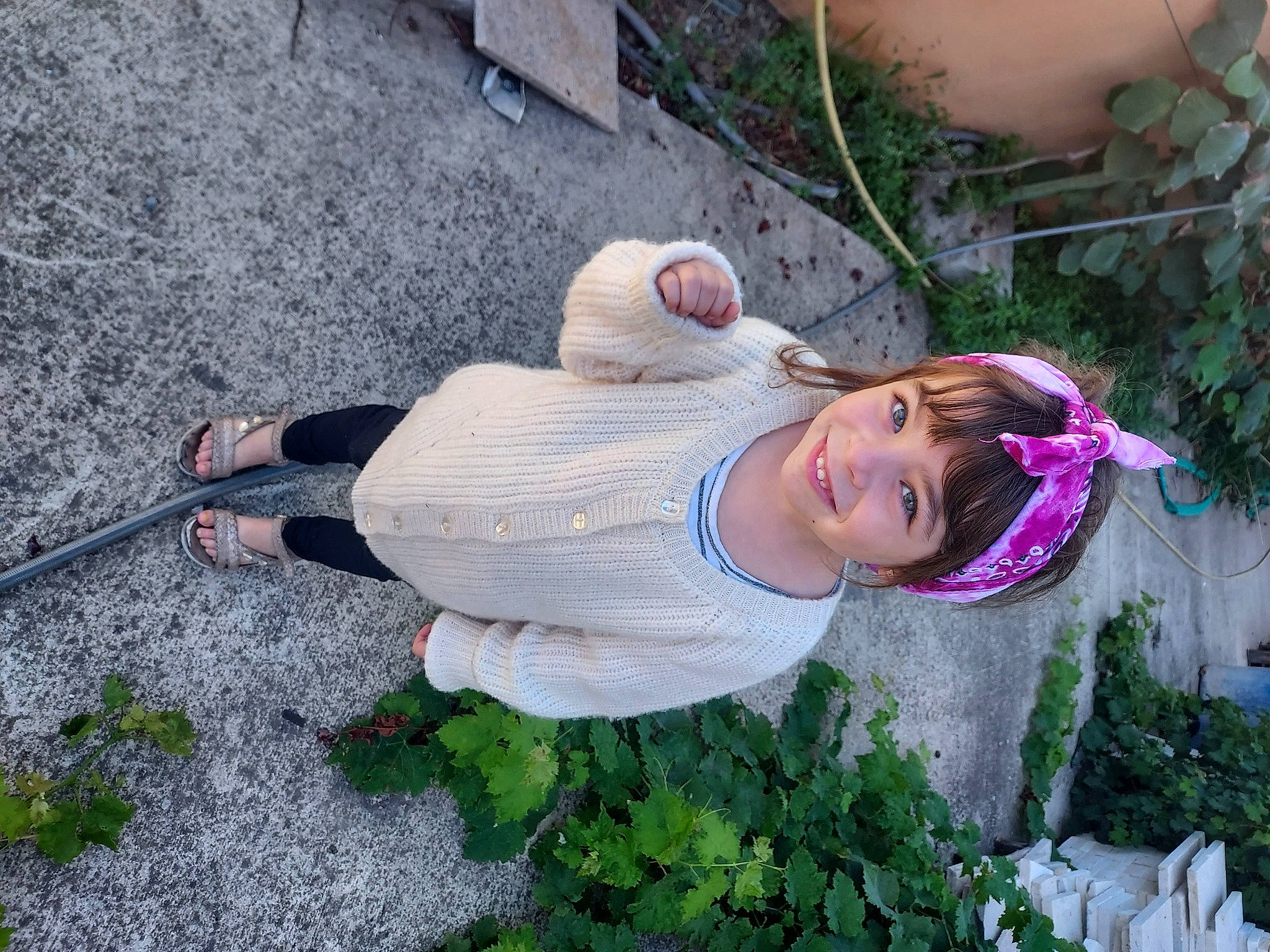 Clémence a rejoint le concours — aidez-le/la à gagner de superbes lots ! annual_plant, eyewear, fun, garden, grass, happy, hat, headwear, human_leg, joy, people_in_nature, person, plant, shrub, smile, thigh, tree