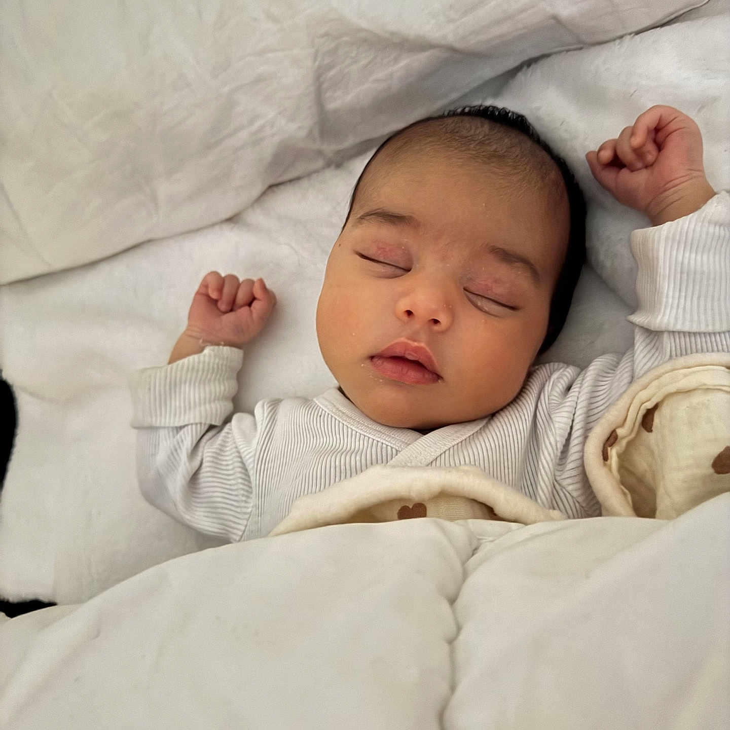 Giulia participe au concours pour gagner de l'argent avec cette photo : baby, bed, blanket, child, comfort, cozy, cute, face, hands, indoors, infant, pajamas, peaceful, portrait, relaxed, rest, sleeping, soft, warm, young