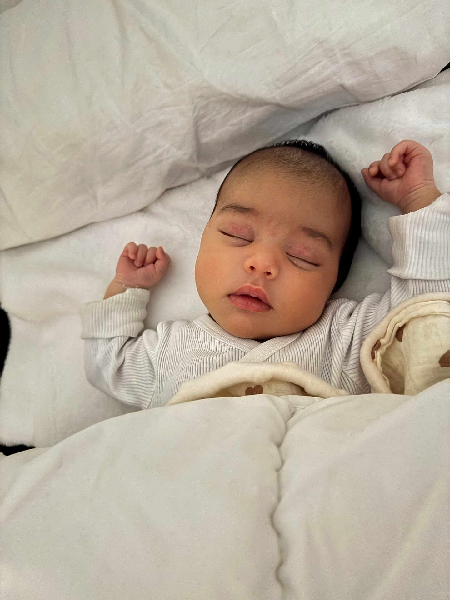 Giulia participe au concours pour gagner de l'argent avec cette photo : baby, sleeping, blanket, bed, cozy, peaceful, infant, face, pajamas, hands, soft, comfort, rest, child, cute, indoors, warm, relaxed, portrait, young