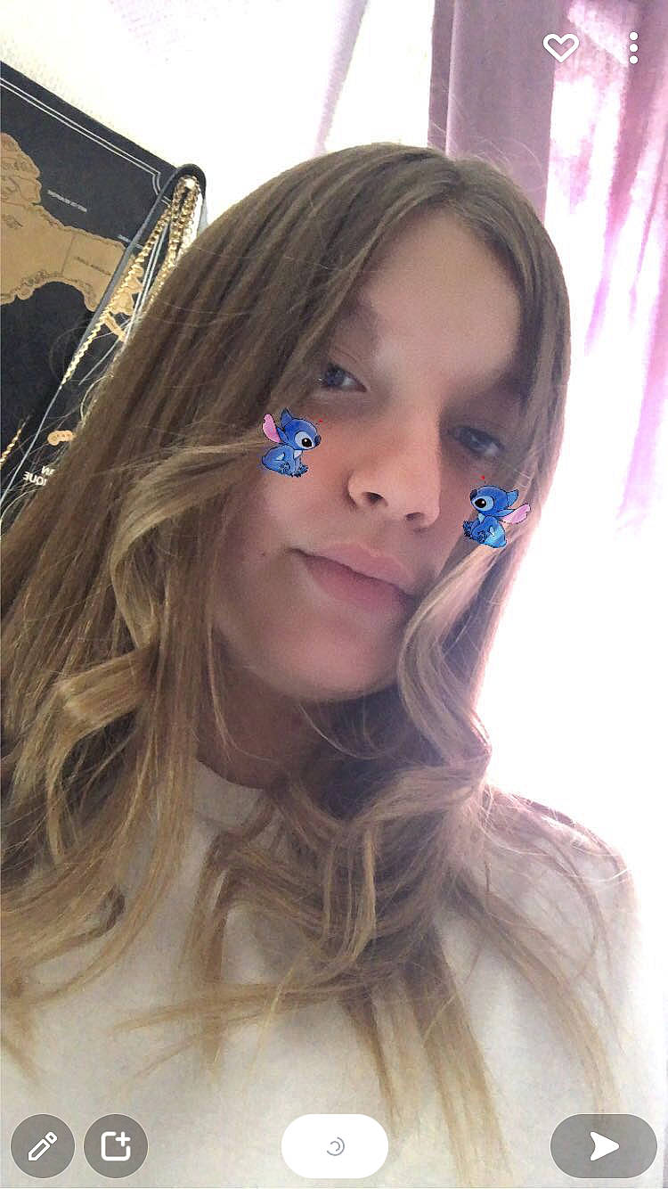 Kelsie a rejoint le concours — aidez-le/la à gagner de superbes lots ! black_hair, cheek, chin, cool, ear, eyebrow, eyelash, eyewear, facial_expression, flash_photography, iris, jaw, layered_hair, lip, mouth, neck, nose, person, purple, skin