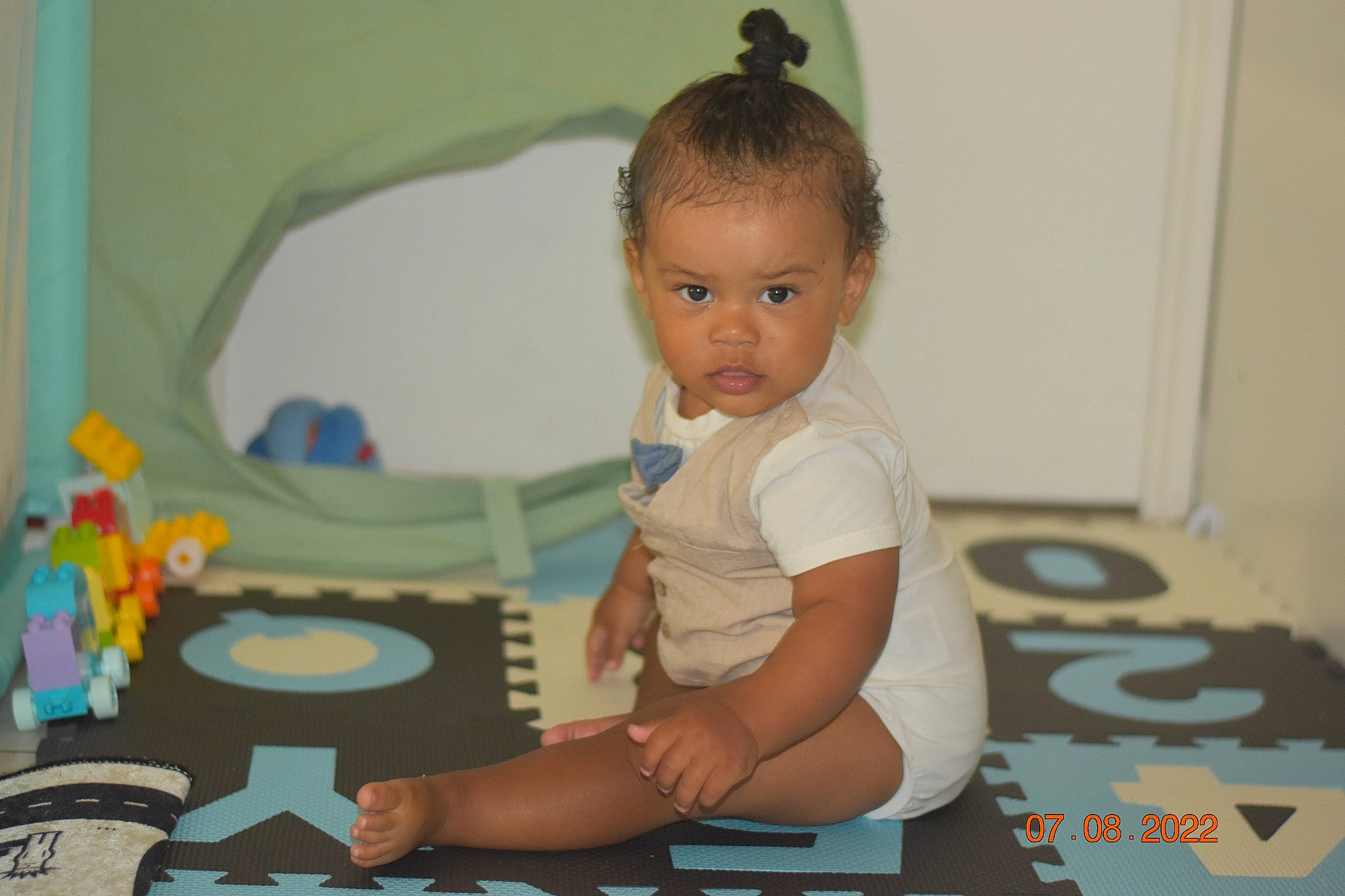 Kidane a rejoint le concours — aidez-le/la à gagner de superbes lots ! baby, baby_products, baby_toddler_clothing, baby_toys, child, elbow, flooring, fun, happy, leisure, person, play, room, sitting, t_shirt, toddler