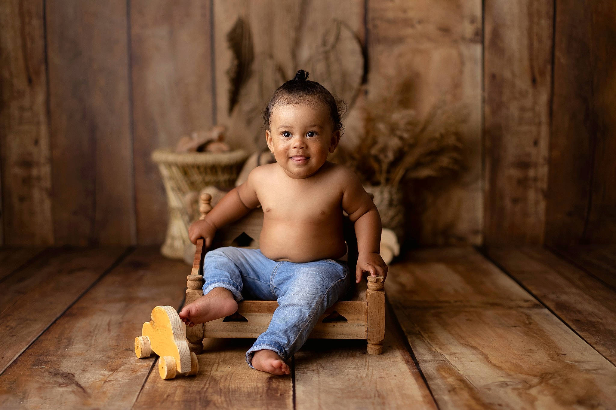 Kidane a rejoint le concours — aidez-le/la à gagner de superbes lots ! baby, child, eye, flash_photography, flooring, foot, fun, happy, hardwood, joy, leisure, people_in_nature, person, play, portrait_photography, shorts, sitting, smile, toddler, vacation
