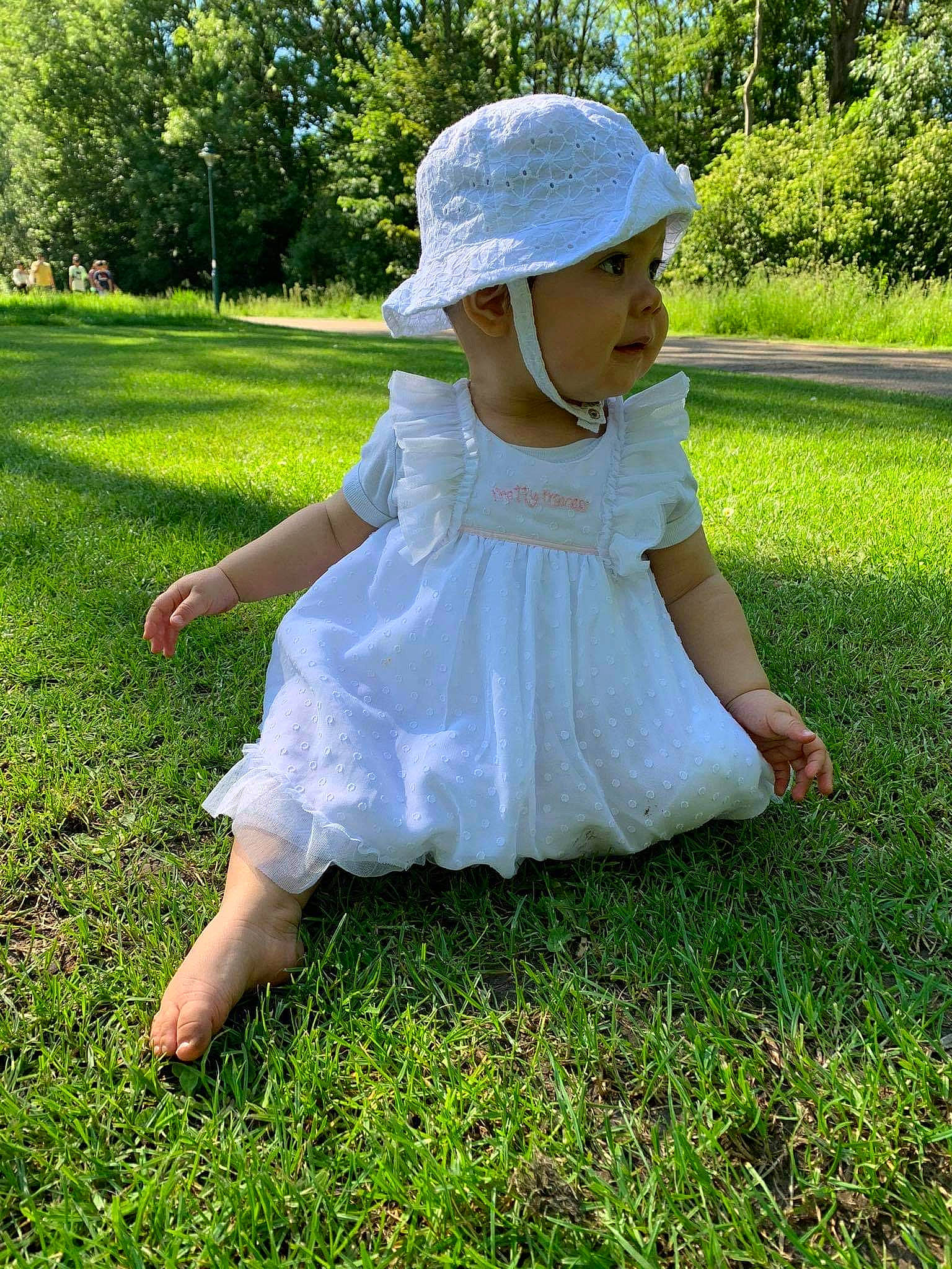 Fleur a rejoint le concours — aidez-le/la à gagner de superbes lots ! baby, baby_toddler_clothing, child, day_dress, dress, grass, grassland, green, happy, hat, headgear, headwear, lawn, leisure, people_in_nature, person, plant, recreation, summer, sun_hat