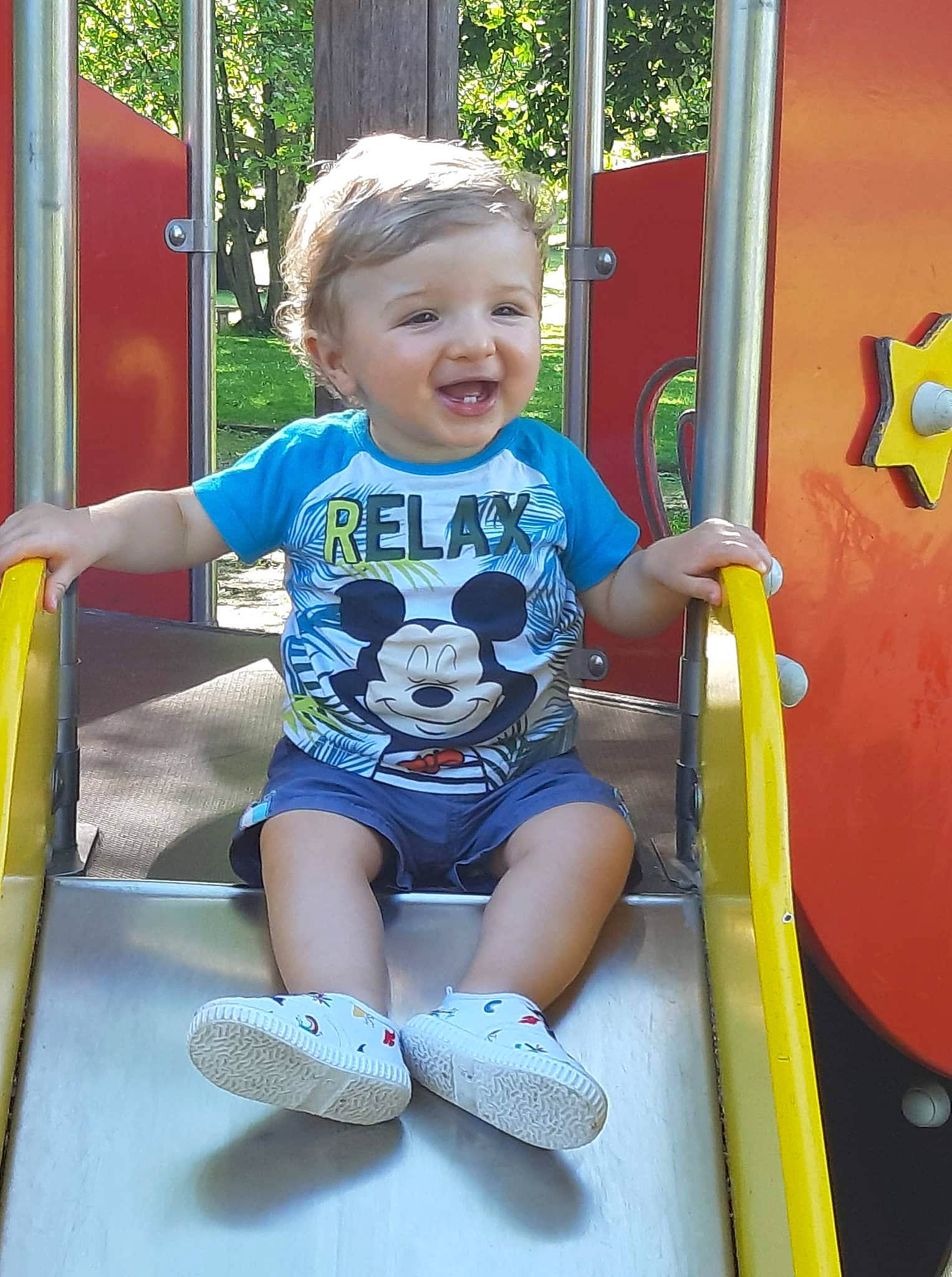 Mehdi participe au concours pour gagner de l'argent avec cette photo : baby_toddler_clothing, child, chute, city, facial_expression, fun, happy, human_leg, knee, leisure, outdoor_play_equipment, person, playground, recreation, shorts, smile, standing, t_shirt, thigh, toddler