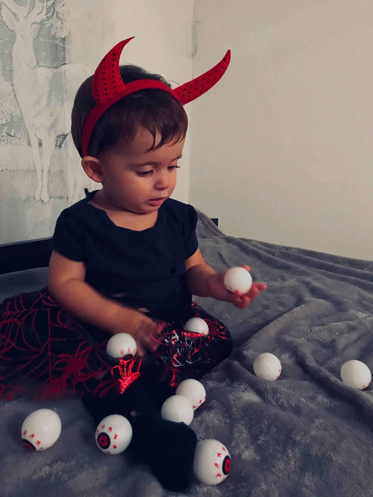 Melissa participe au concours pour gagner de l'argent avec cette photo : arm, baby, baby_toddler_clothing, ball, child, floor, flooring, fun, happy, human_leg, indoor_games_and_sports, leisure, person, play, recreation, room, sitting, sports_equipment, toddler, white