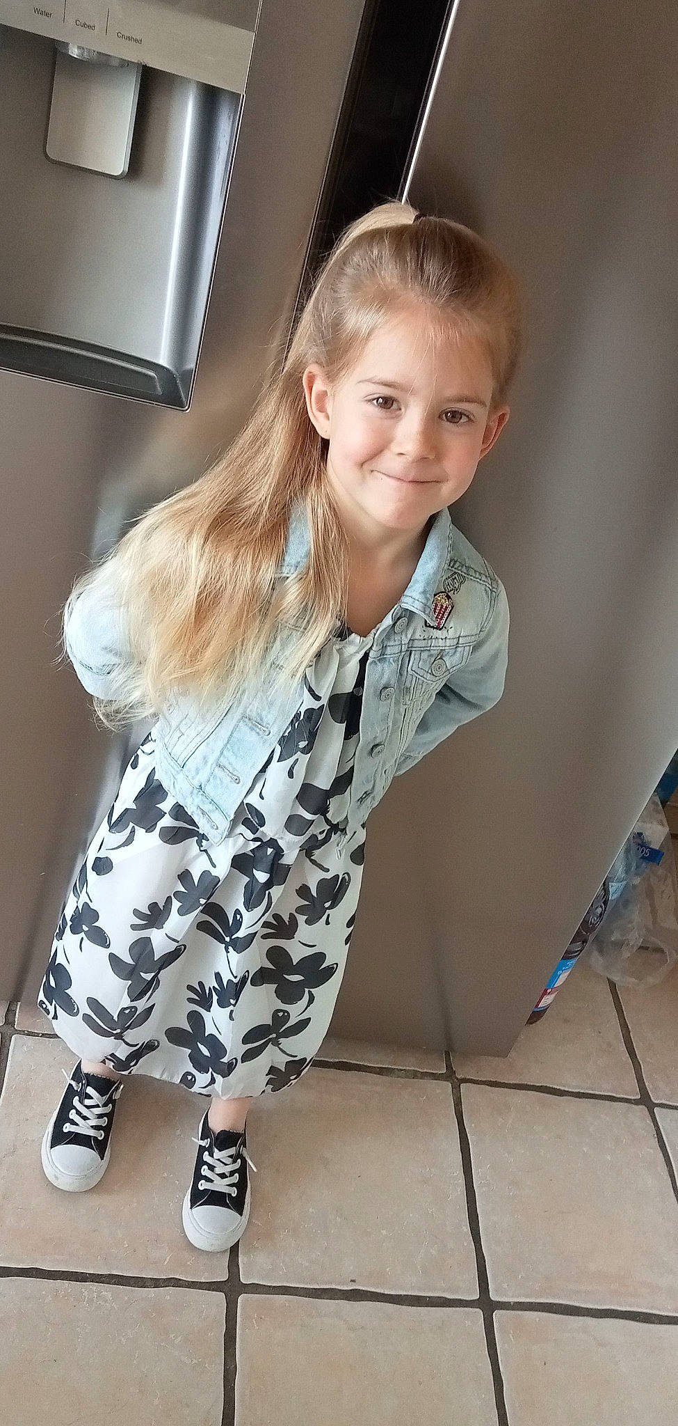 Lara participe au concours pour gagner de l'argent avec cette photo : active_pants, blazer, collar, cool, denim, dress_shirt, fashion_design, hair, hairstyle, joint, joy, knee, neck, outerwear, person, shoulder, sleeve, smile, standing, street_fashion