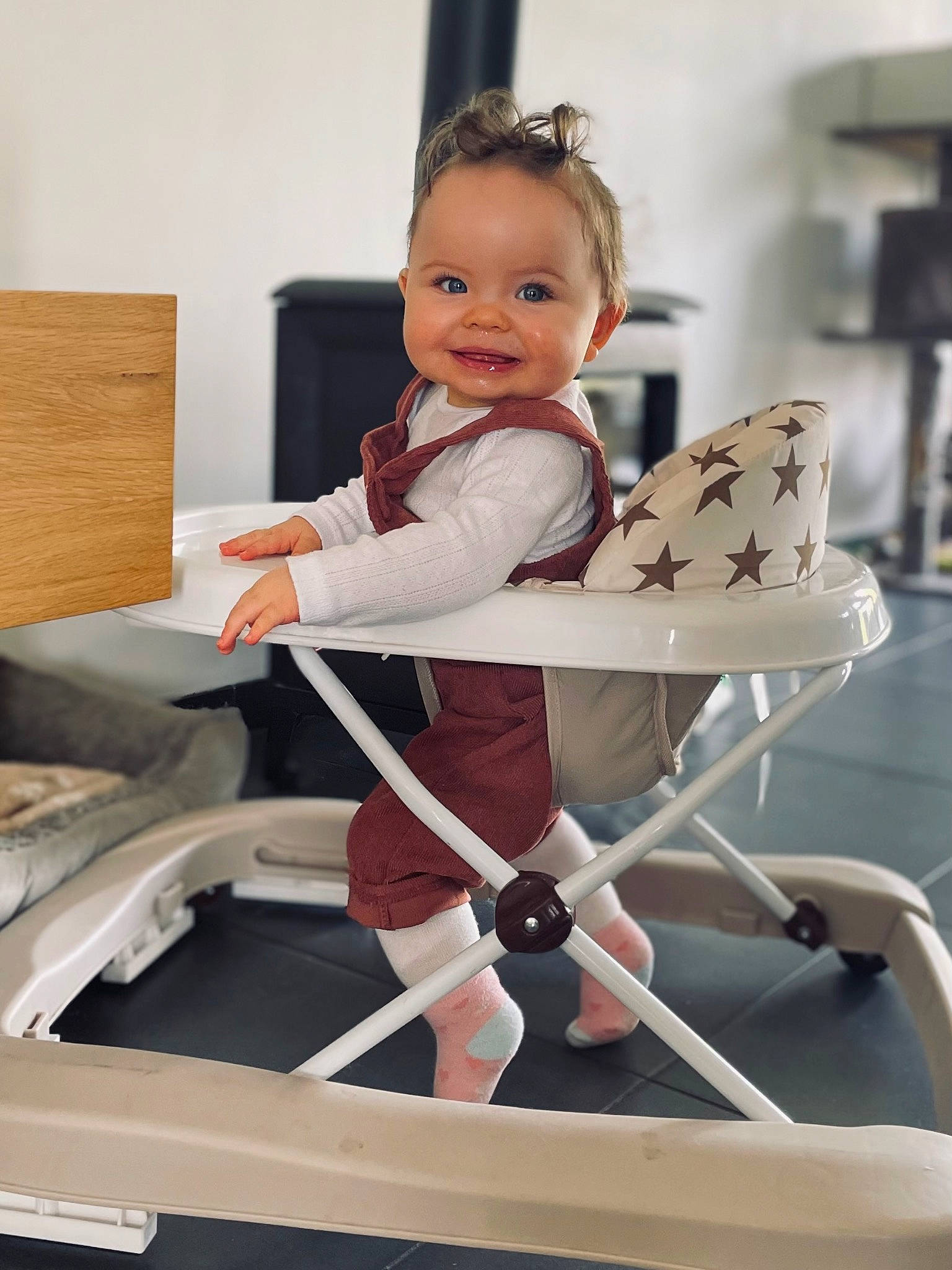 Ambre participe au concours pour gagner de l'argent avec cette photo : baby, baby_products, baby_toddler_clothing, child, comfort, elbow, fun, happy, human_leg, joy, knee, lap, leisure, person, room, sitting, smile, thigh, toddler, wood