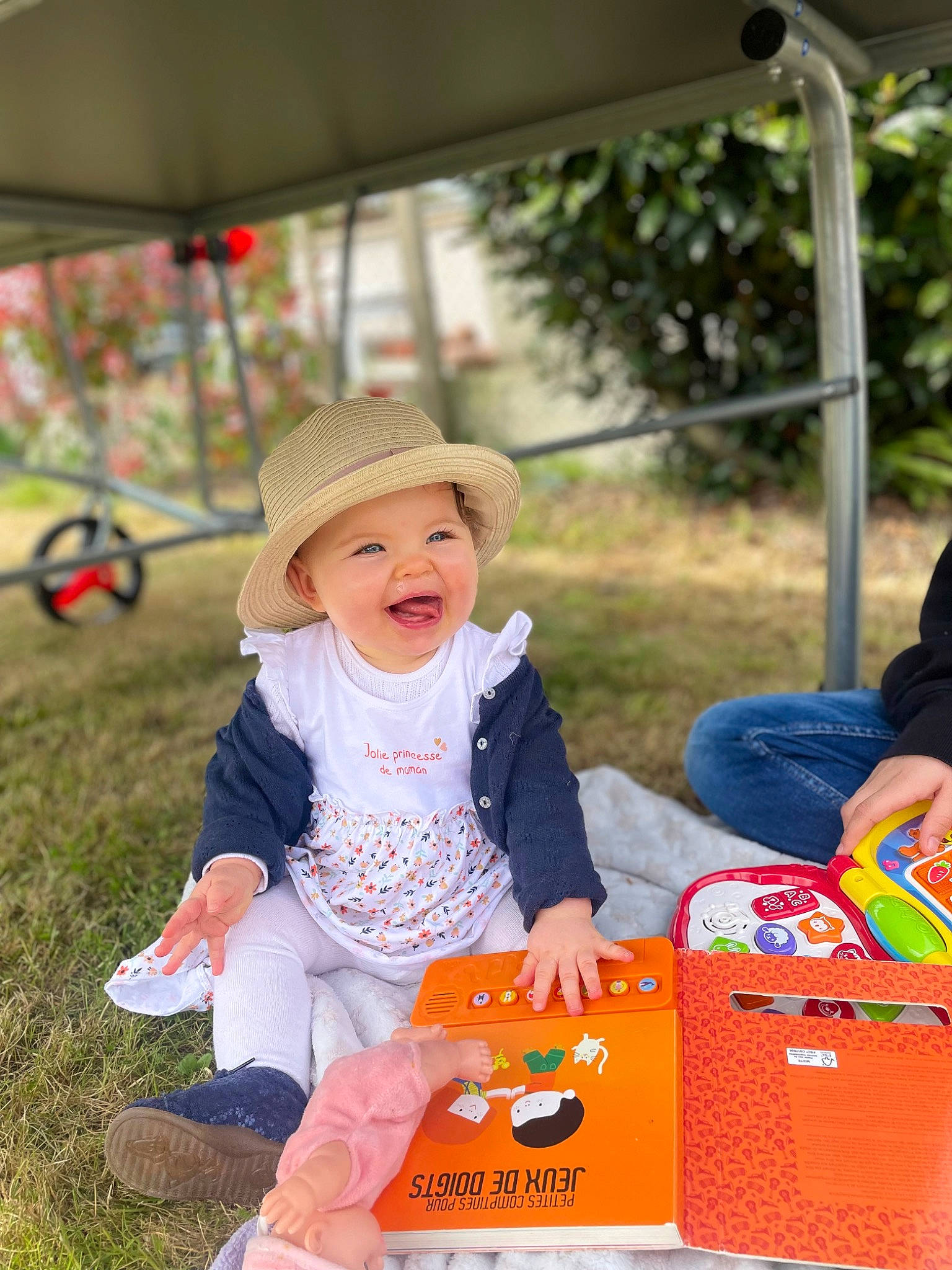 Ambre participe au concours pour gagner de l'argent avec cette photo : baby, baby_toddler_clothing, cap, child, event, fun, grass, happy, hat, headwear, holiday, leisure, person, picnic, plant, play, recreation, sitting, smile, sun_hat