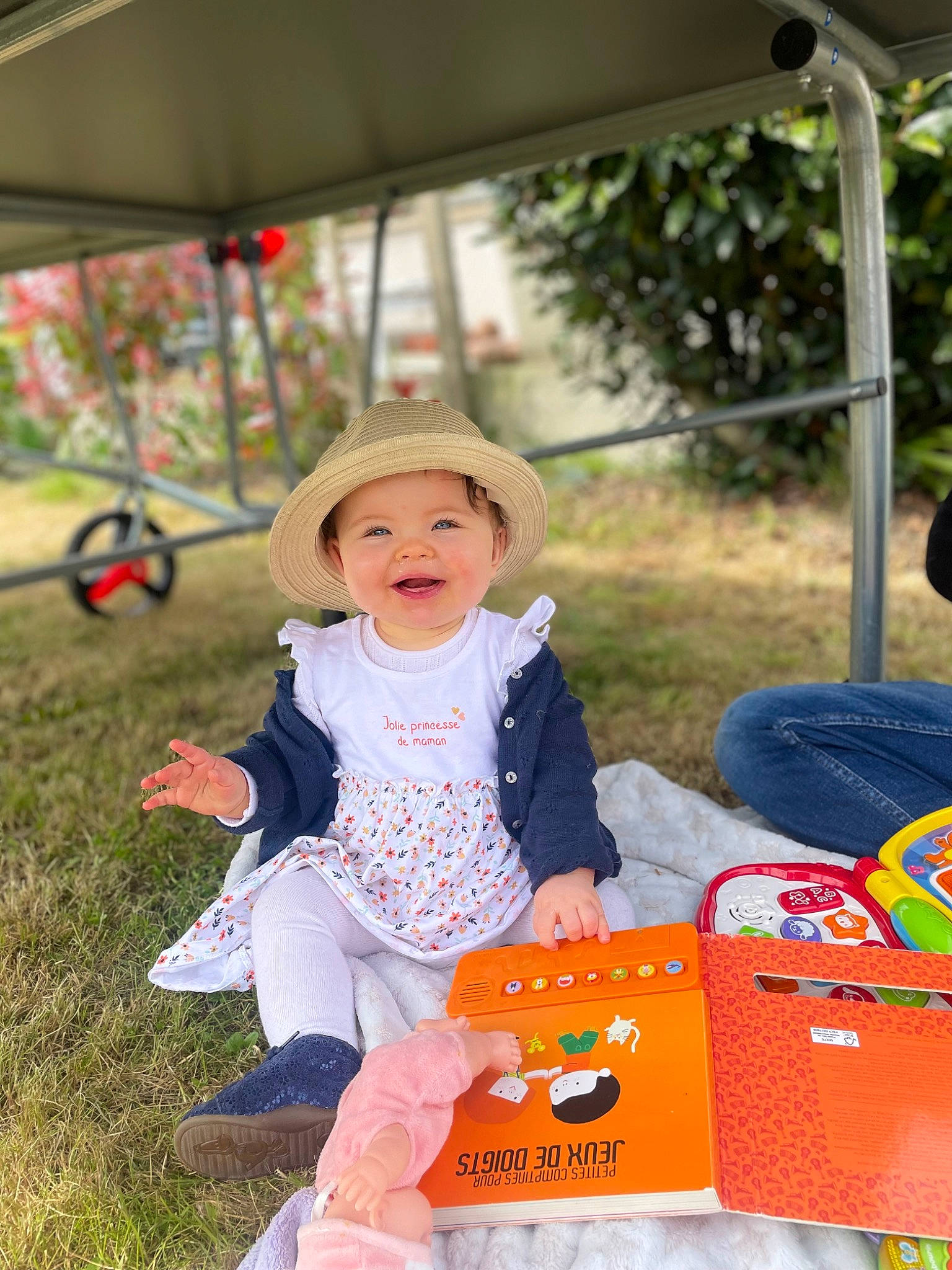 Ambre participe au concours pour gagner de l'argent avec cette photo : baby, baby_toddler_clothing, cap, child, event, fashion_accessory, fedora, fun, grass, happy, hat, headwear, leisure, person, plant, play, recreation, sitting, sun_hat, toddler