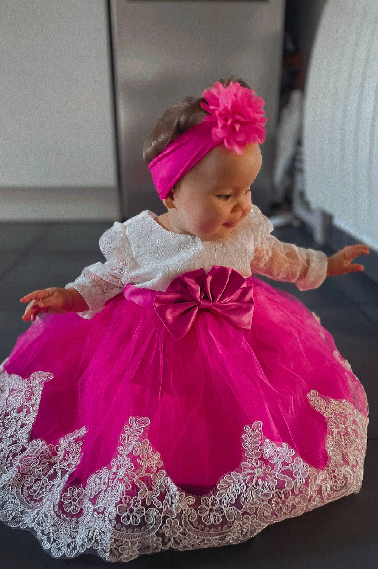 Ambre participe au concours pour gagner de l'argent avec cette photo : baby_toddler_clothing, child, costume, dress, embellishment, event, face, fashion_accessory, fashion_design, hair_accessory, headgear, headpiece, magenta, person, pink, purple, ruffle, sleeve, textile, toddler