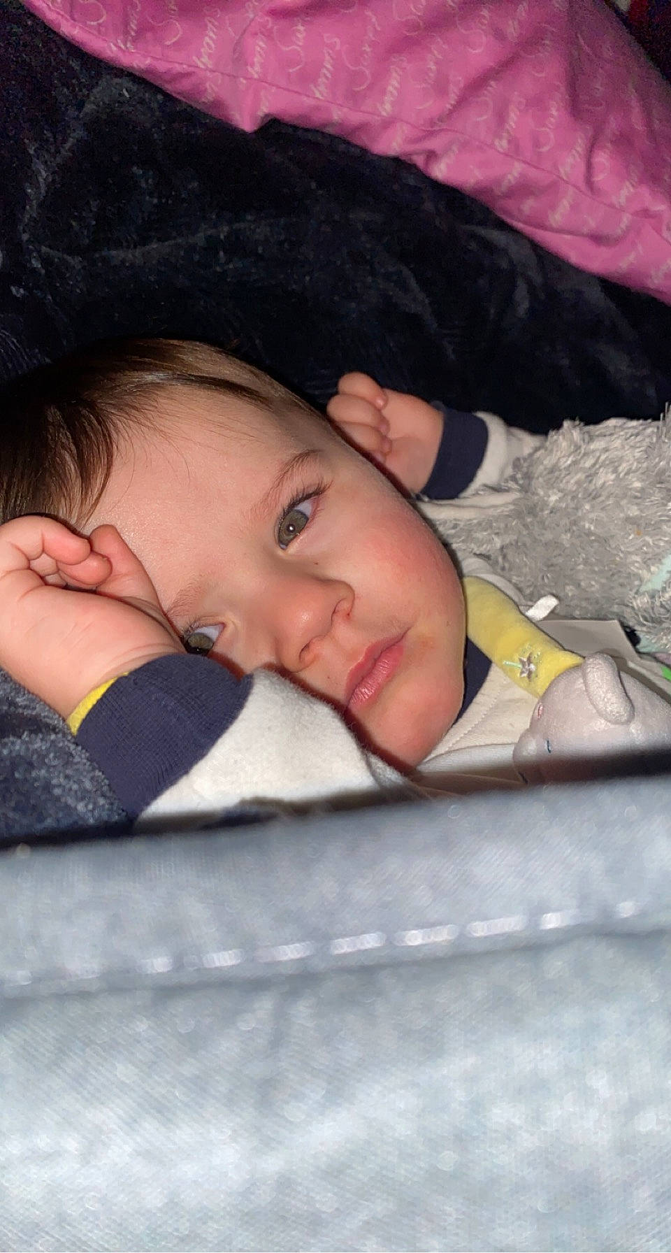 Nathanaël a rejoint le concours — aidez-le/la à gagner de superbes lots ! black_hair, cheek, child, chin, comfort, eyebrow, eyelash, fashion_accessory, flash_photography, fun, happy, linens, lip, person, portrait_photography, skin, smile, tree, winter, wood