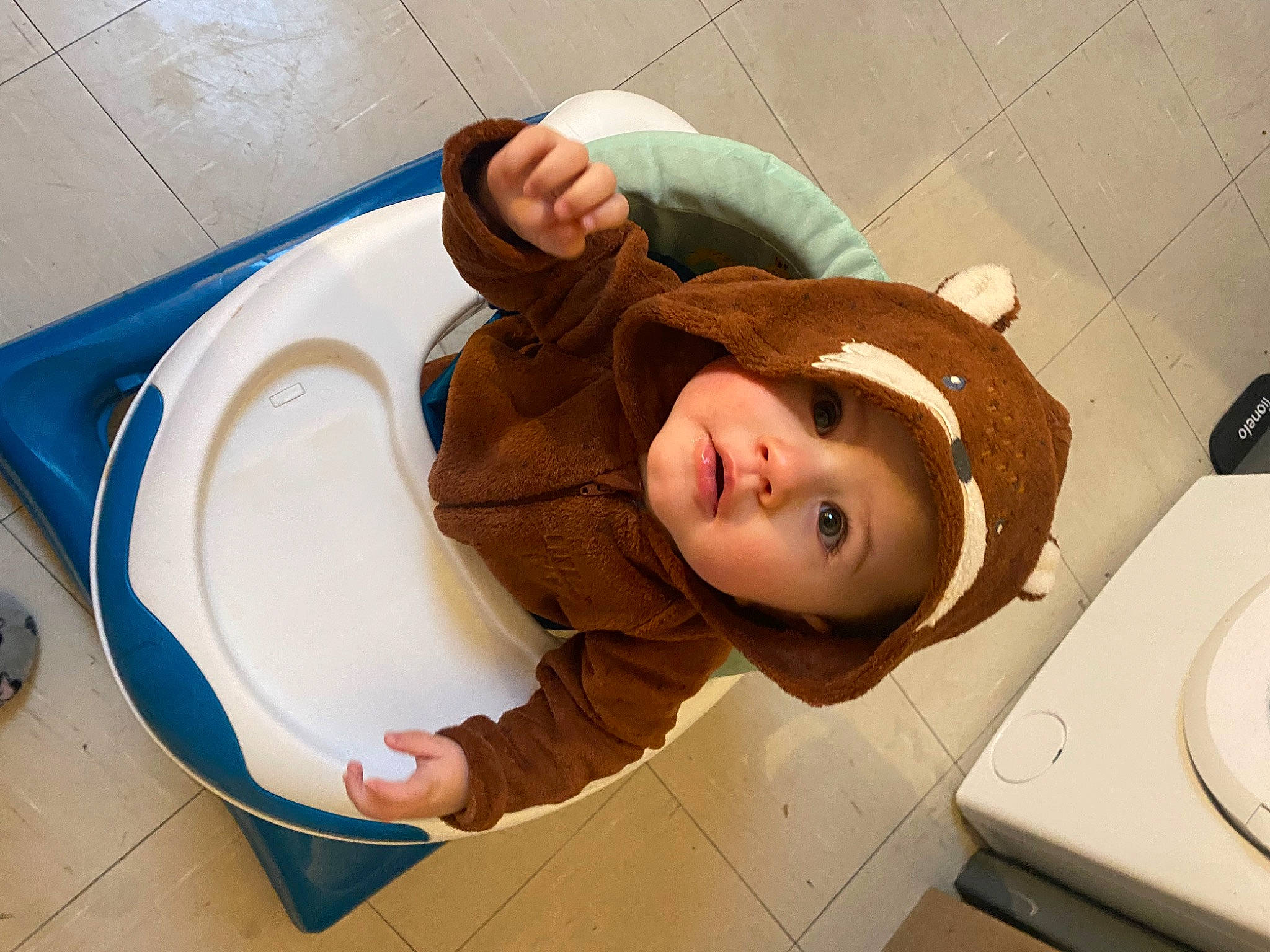 Nathanaël a rejoint le concours — aidez-le/la à gagner de superbes lots ! bathroom, child, circle, comfort, elbow, flooring, fun, happy, headwear, mouth, person, personal_protective_equipment, plumbing, plumbing_fixture, room, smile, thigh, thumb, toddler, toilet