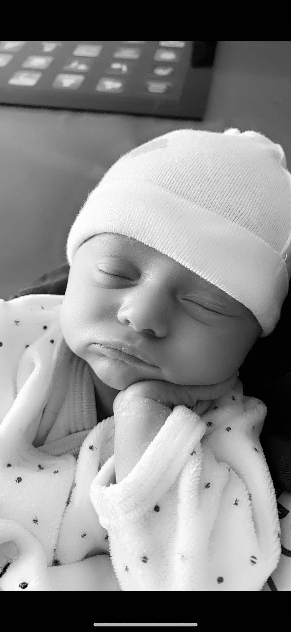 Ohana participe au concours pour gagner de l'argent avec cette photo : baby, baby_sleeping, black, cap, cheek, comfort, eyebrow, face, finger, gesture, happy, headgear, headwear, lip, mouth, nose, outerwear, person, photograph, skin