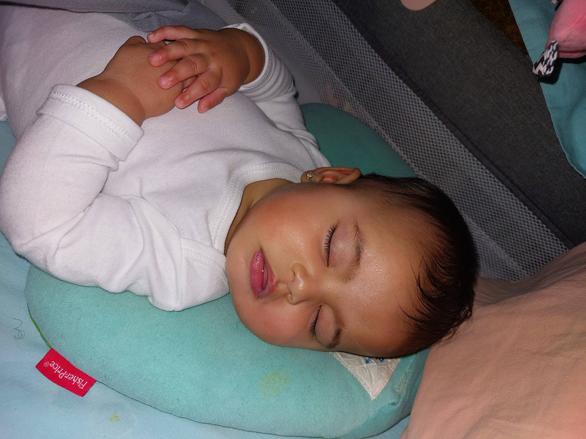 Maika participe au concours pour gagner de l'argent avec cette photo : baby, baby_products, baby_safety, baby_sleeping, baby_toddler_clothing, bedding, bedtime, child, comfort, elbow, linens, nap, nose, person, room, sleep, toddler, white