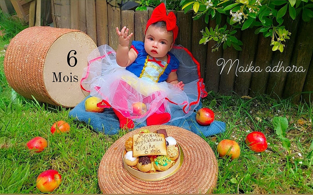 Maika participe au concours pour gagner de l'argent avec cette photo : baby_toddler_clothing, calabaza, child, event, fun, grass, happy, hat, holiday, lawn, leisure, natural_foods, orange, people_in_nature, person, plant, pumpkin, recreation, tableware, toddler