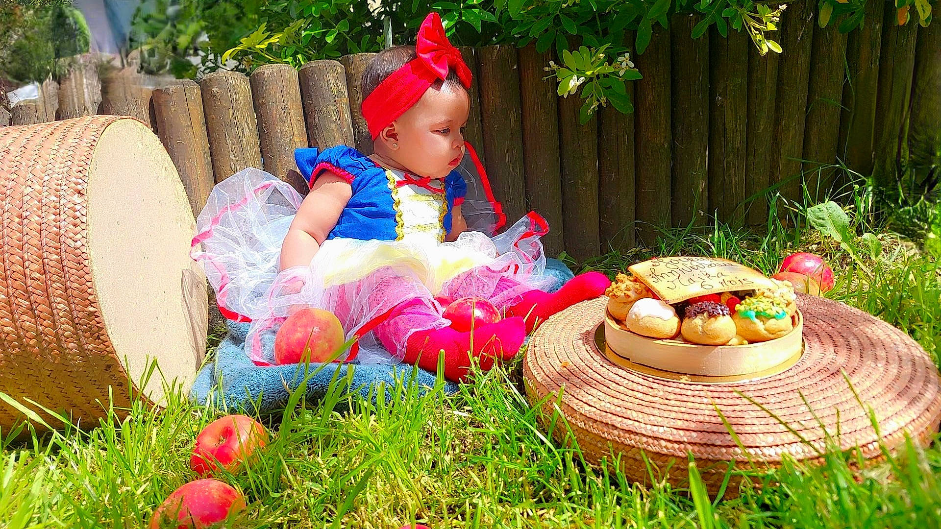 Maika a rejoint le concours — aidez-le/la à gagner de superbes lots ! basket, child, doll, event, fun, garden, grass, happy, hat, holiday, lap, lawn, lawn_ornament, leisure, magenta, people_in_nature, person, plant, recreation, sitting