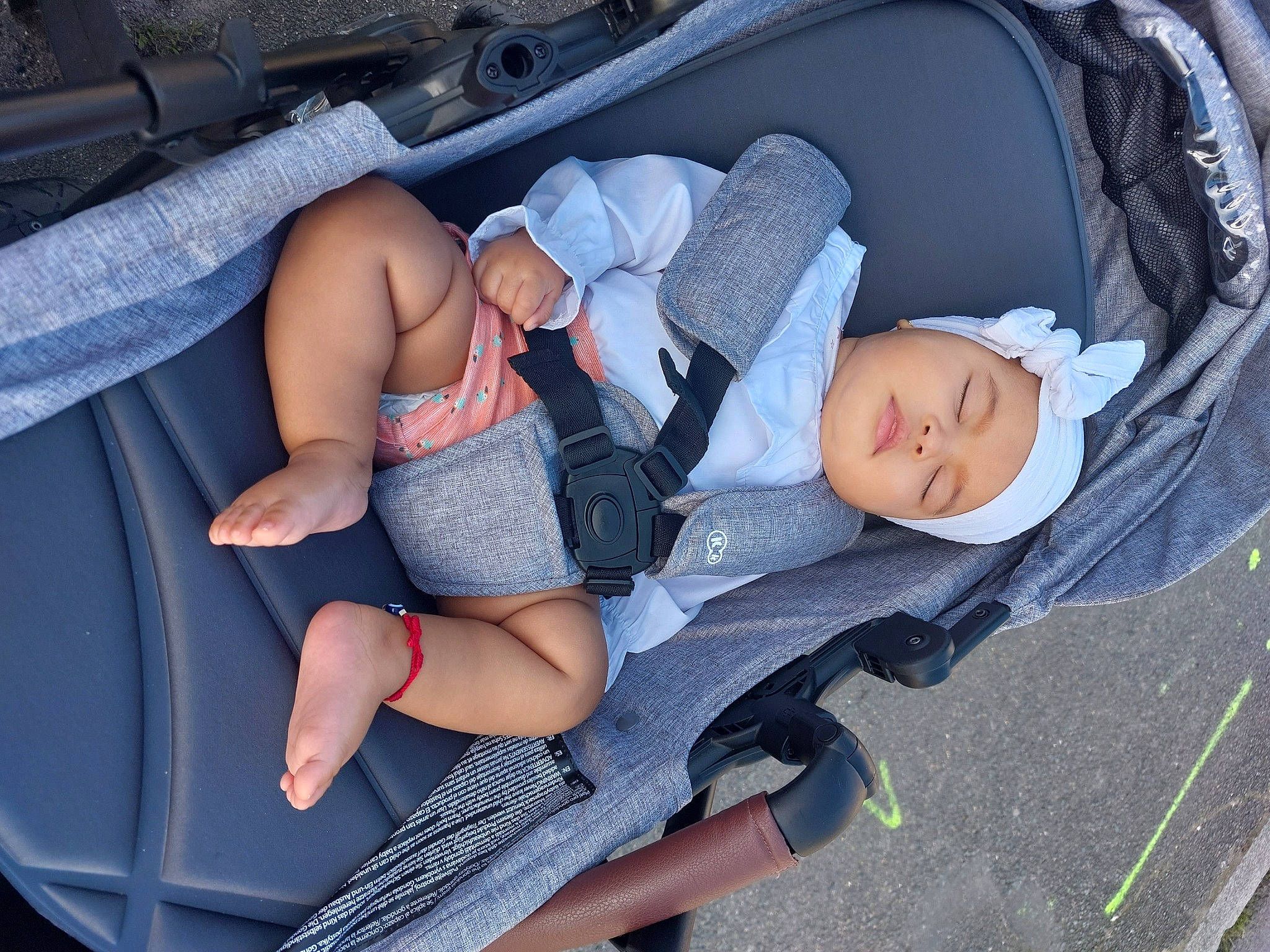 Maika a rejoint le concours — aidez-le/la à gagner de superbes lots ! auto_part, baby, baby_carriage, baby_products, baby_toddler_clothing, car_seat, child, comfort, finger, foot, fun, headwear, human_leg, knee, lap, leg, pattern, person, sitting, thigh