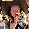Lyandro a rejoint le concours — aidez-le/la à gagner de superbes lots ! baby, stroller, teether, giraffe_toy, smile, happy, child, sunlight, outdoor, seatbelt, infant, cute, hand, face, baby_clothing, baby_accessory, baby_toy, baby_seat, daylight, portrait