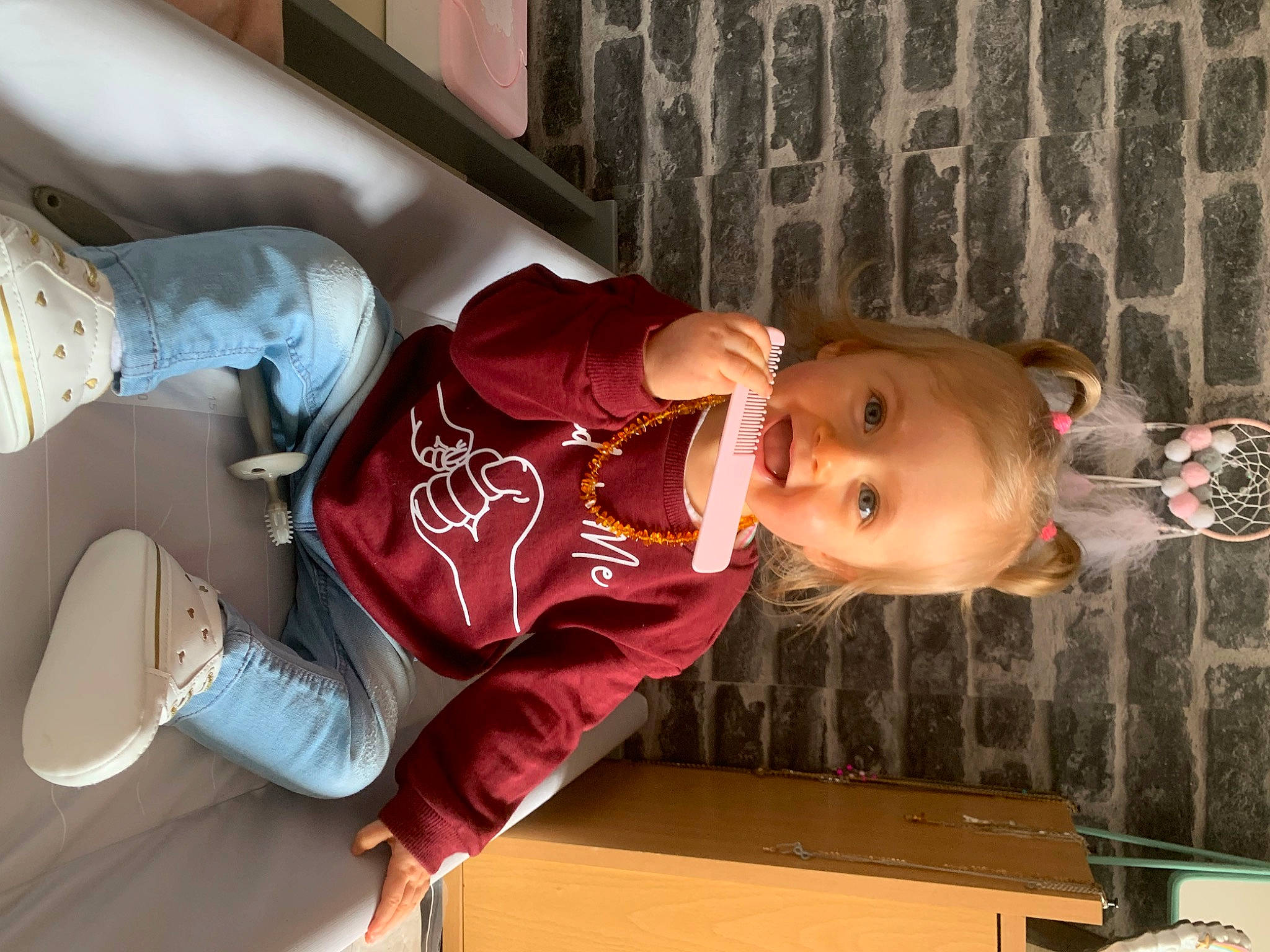 Eléanore participe au concours pour gagner de l'argent avec cette photo : baby, baby_toddler_clothing, child, comfort, elbow, fun, hat, human_leg, person, room, sleeve, smile, toddler, walking_shoe, wood