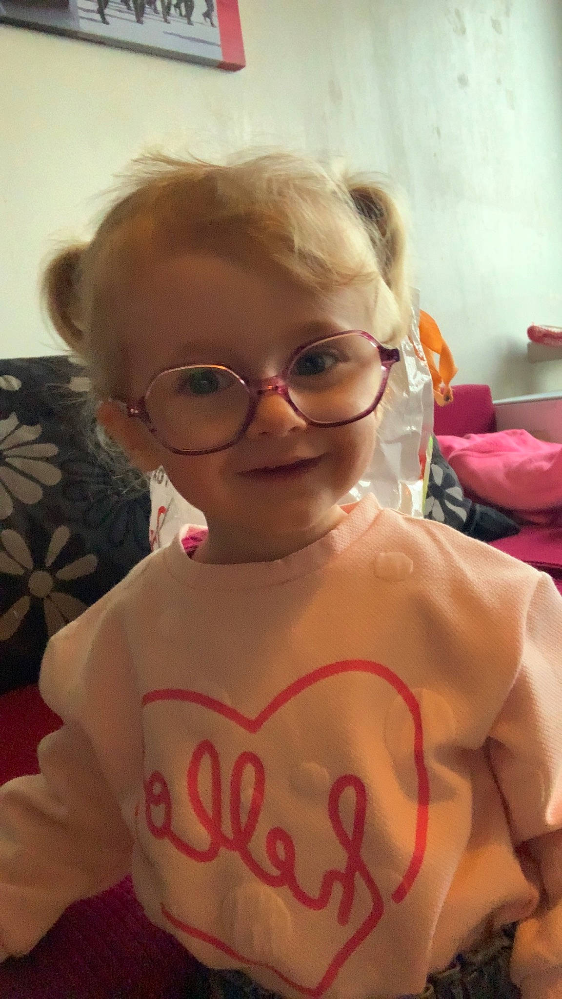 Eléanore participe au concours pour gagner de l'argent avec cette photo : cheek, dress, eye, eyebrow, eyewear, facial_expression, forehead, fun, glasses, goggles, happy, joy, lip, nose, person, pink, skin, sleeve, smile, sunglasses