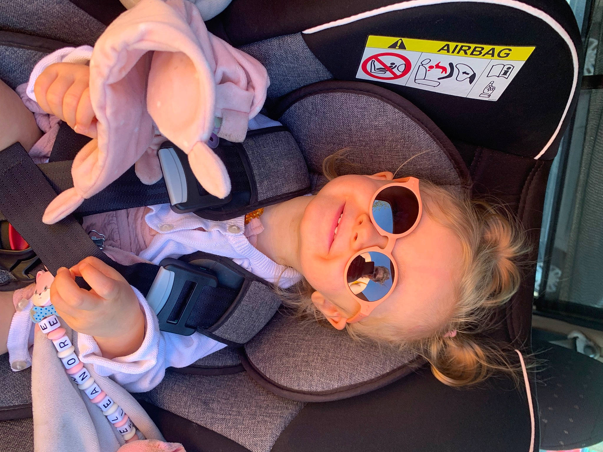 Eléanore a rejoint le concours — aidez-le/la à gagner de superbes lots ! audio_equipment, baby, cap, child, eyelash, eyewear, facial_expression, fun, gesture, goggles, happy, hat, headgear, mouth, nose, person, personal_protective_equipment, smile, sunglasses, thumb