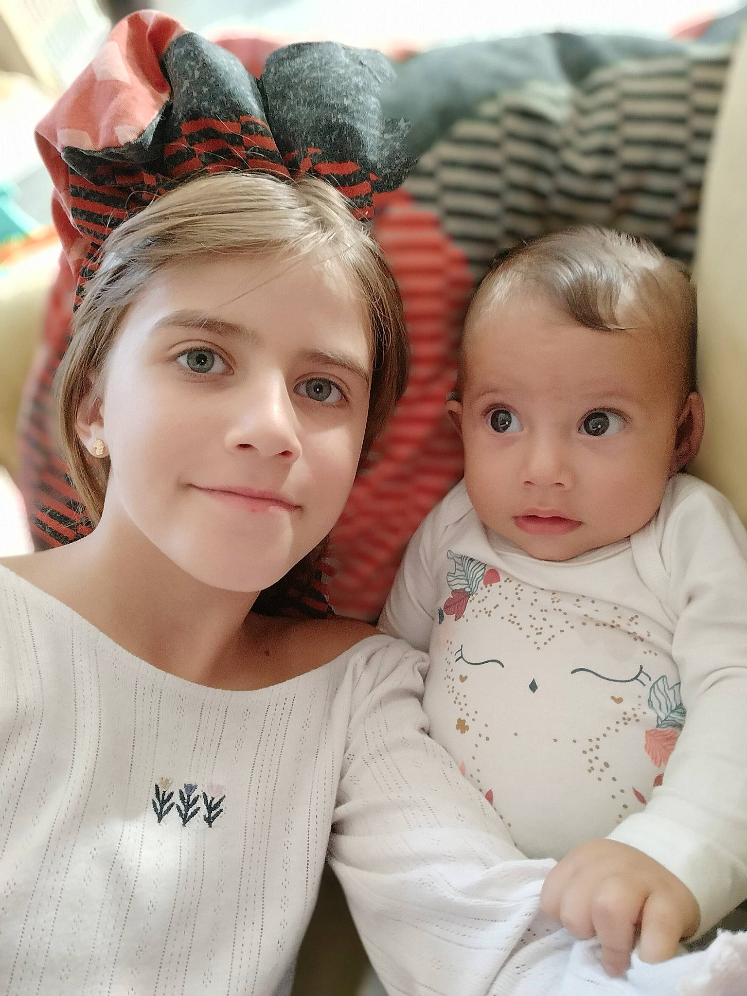 Romane participe au concours pour gagner de l'argent avec cette photo : baby, beauty, blond, child, chin, event, eye, facial_expression, fun, gesture, hairstyle, happy, head, iris, joy, lip, mammal, neck, person, sitting