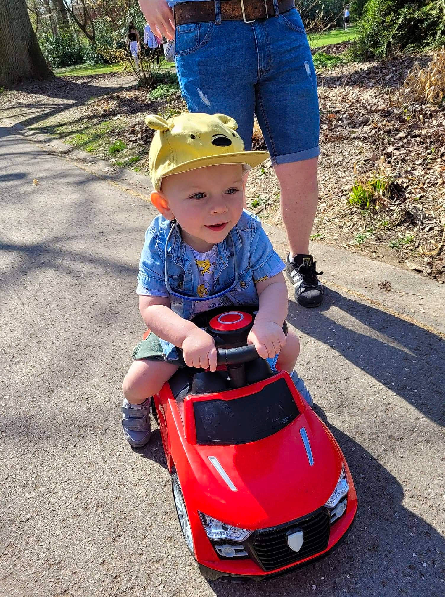 Adélio participe au concours pour gagner de l'argent avec cette photo : automotive_design, automotive_lighting, automotive_tire, blue, bumper, car, green, grille, hat, headwear, helmet, hood, human_body, motor_vehicle, person, photograph, plant, shorts, tire, vehicle