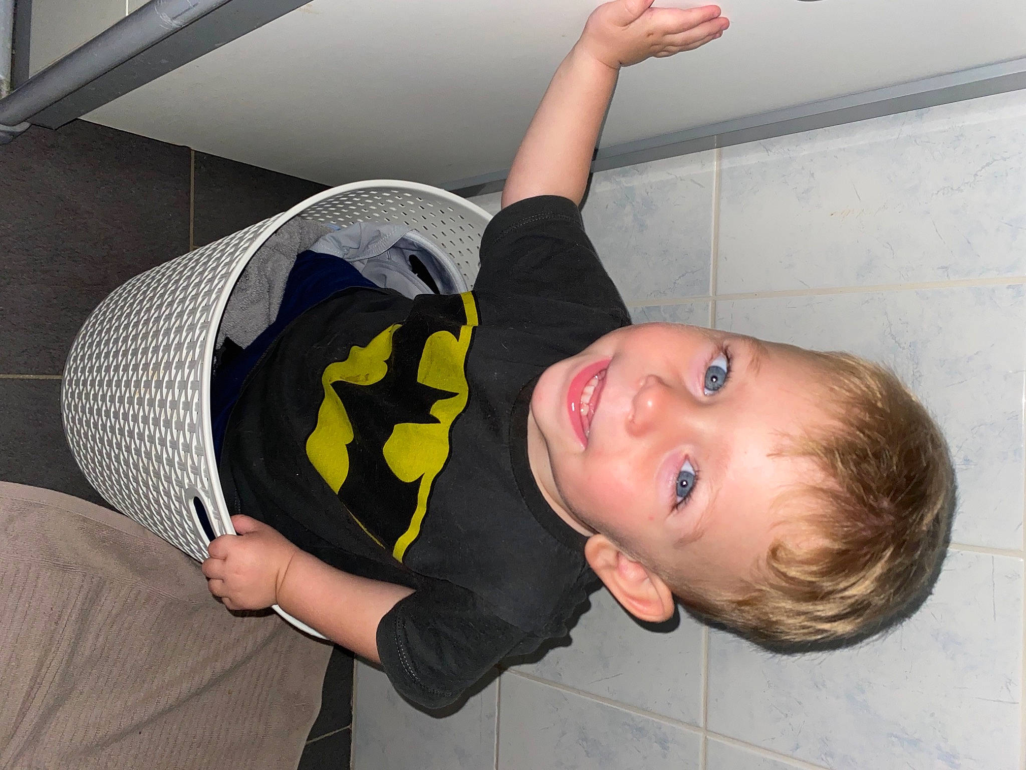 Adélio participe au concours pour gagner de l'argent avec cette photo : audio_equipment, ceiling, child, elbow, finger, flooring, fun, gesture, hand, happy, headgear, joint, joy, mammal, person, room, smile, stuffed_toy, t_shirt, thumb