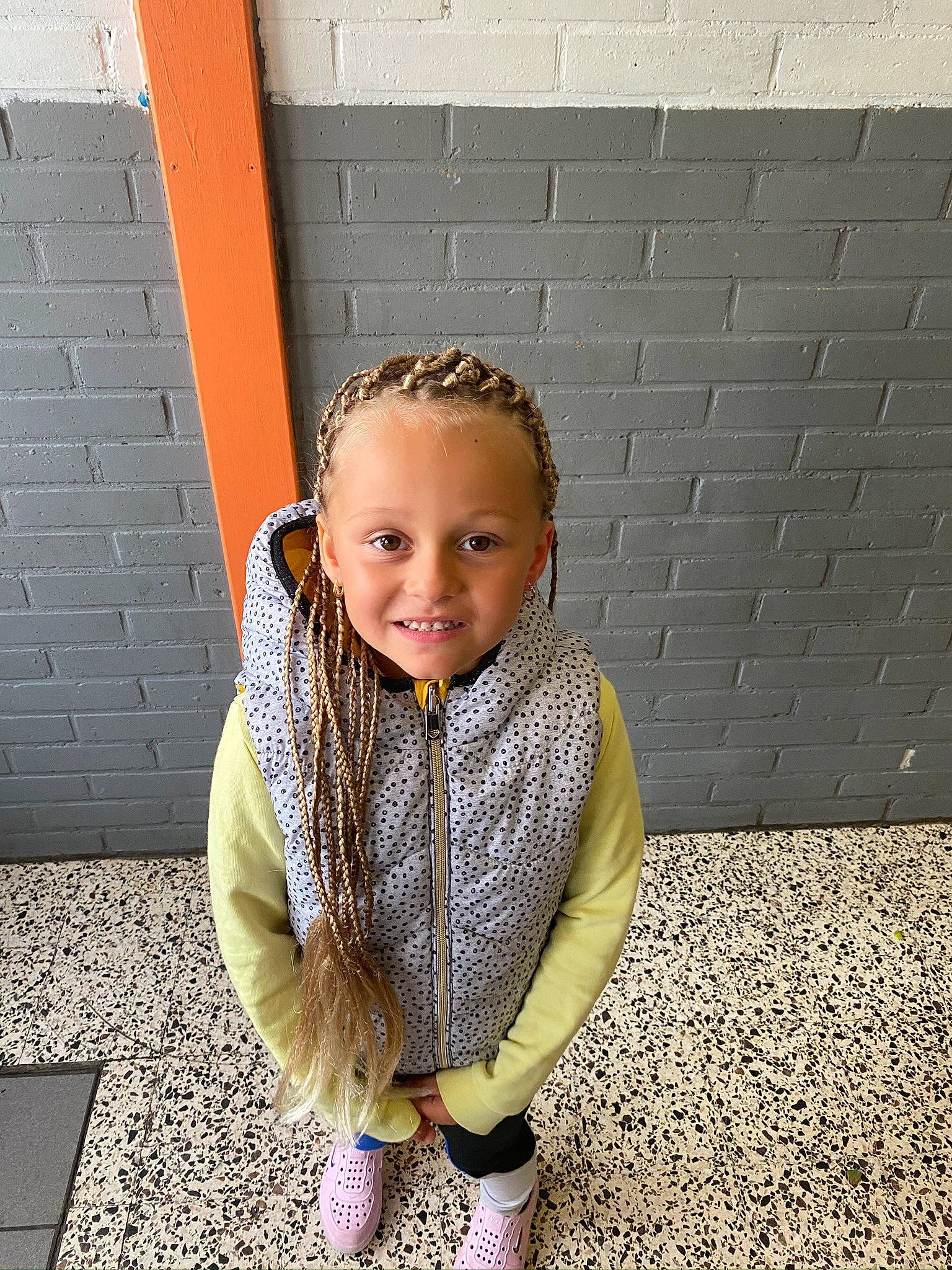 Zelia a rejoint le concours — aidez-le/la à gagner de superbes lots ! asphalt, concrete, eyewear, fashion_accessory, flash_photography, flooring, fun, fur, grass, happy, human_leg, jacket, joy, pattern, people_in_nature, person, road_surface, sidewalk, sitting, street_fashion