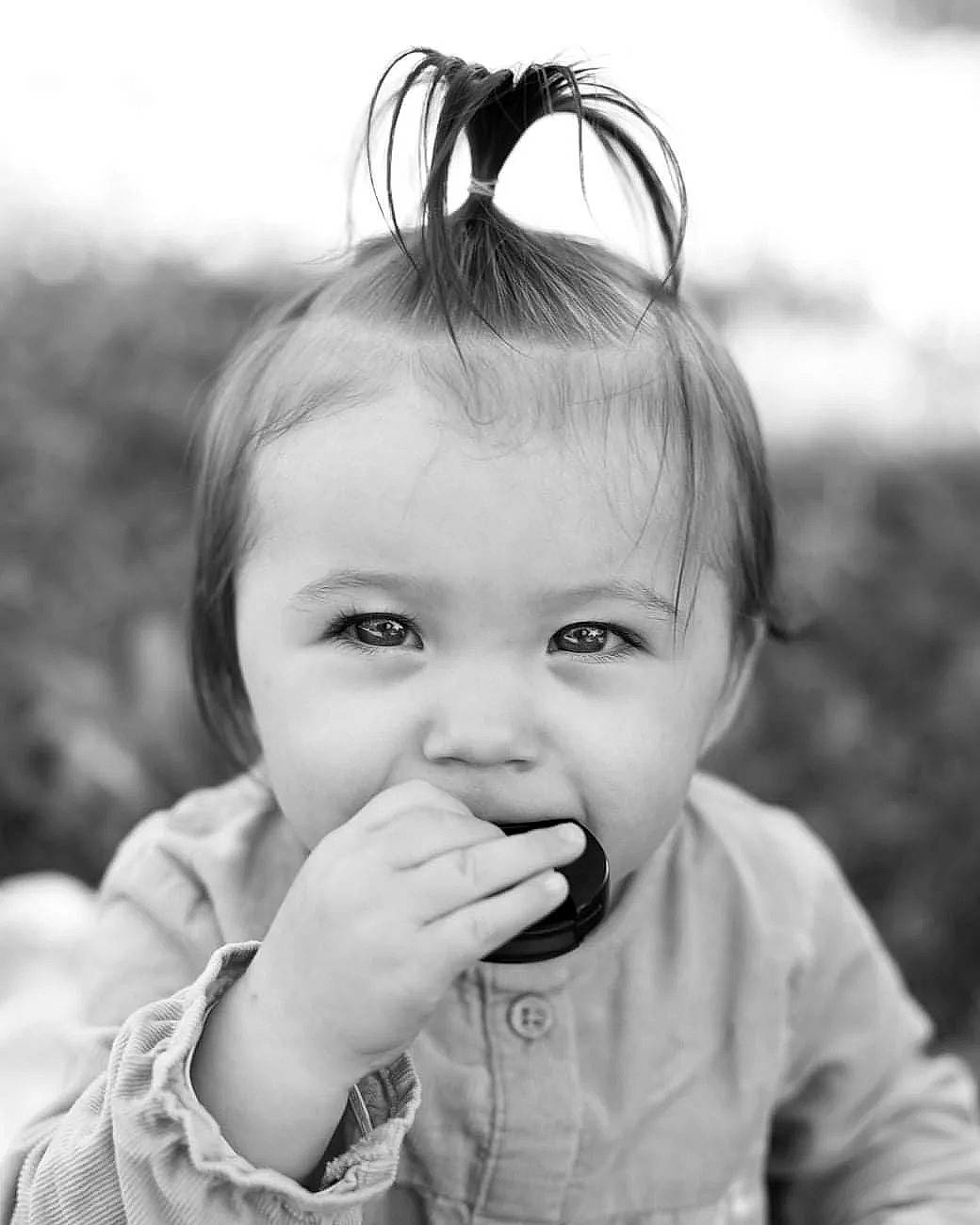 Ever a rejoint le concours — aidez-le/la à gagner de superbes lots ! black_and_white, cheek, child, eye, eyelash, facial_expression, flash_photography, gesture, grass, happy, human, iris, lip, monochrome_photography, nose, organ, person, skin, standing, style
