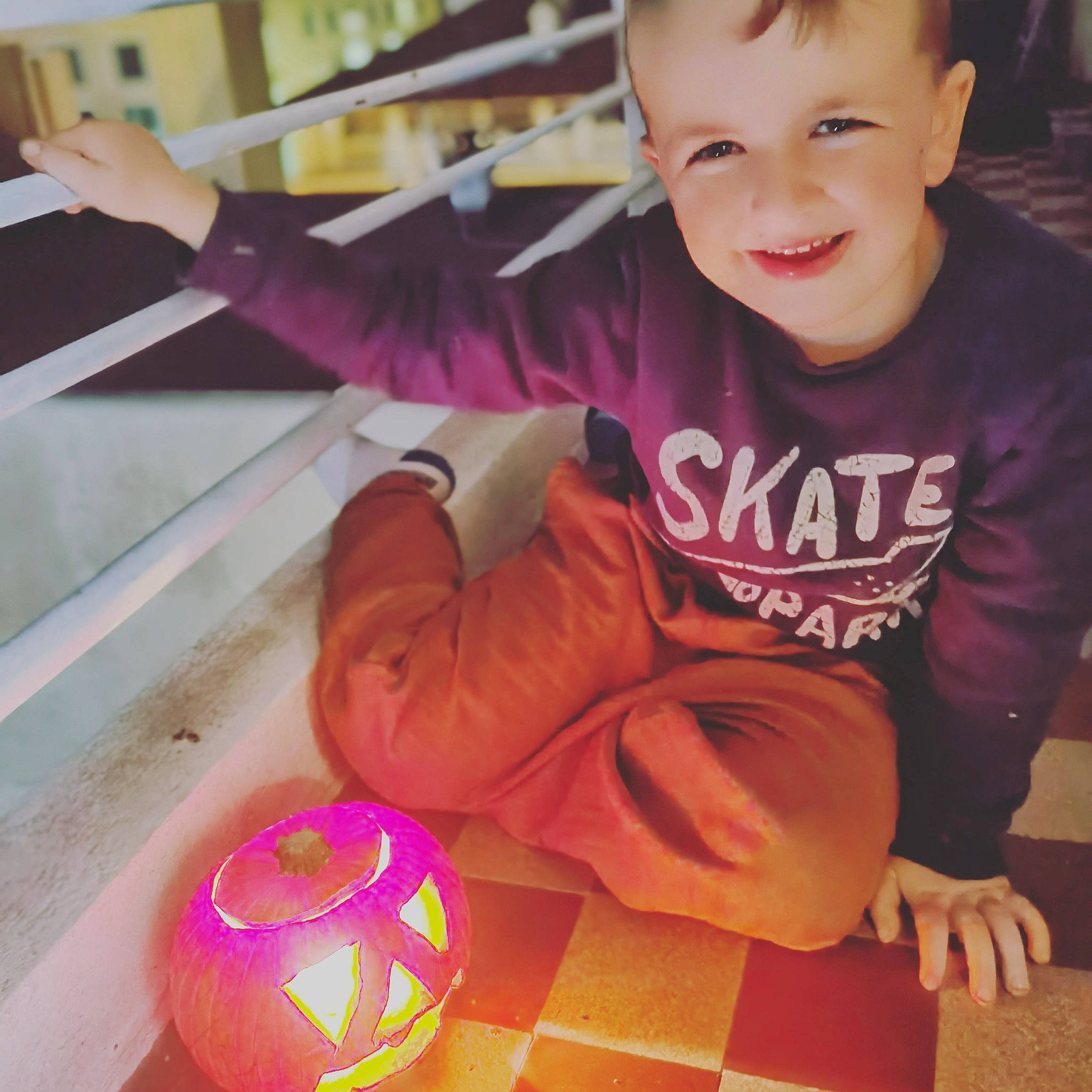 Luiz a rejoint le concours — aidez-le/la à gagner de superbes lots ! baby_toddler_clothing, ball, child, cool, finger, flooring, fun, hand, happy, joy, leisure, orange, person, play, purple, sitting, sleeve, smile, thumb, toddler