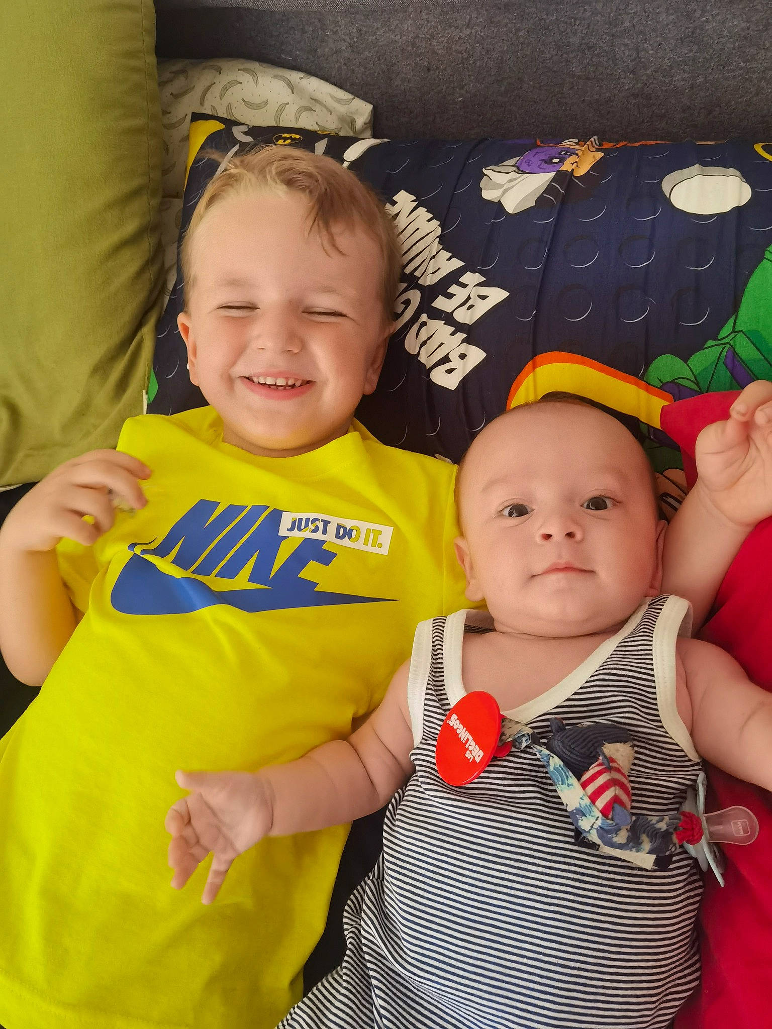 Luiz participe au concours pour gagner de l'argent avec cette photo : arm, baby, baby_toddler_clothing, child, cool, face, finger, fun, gesture, happy, iris, joy, mammal, orange, person, product, skin, sleeve, smile, t_shirt