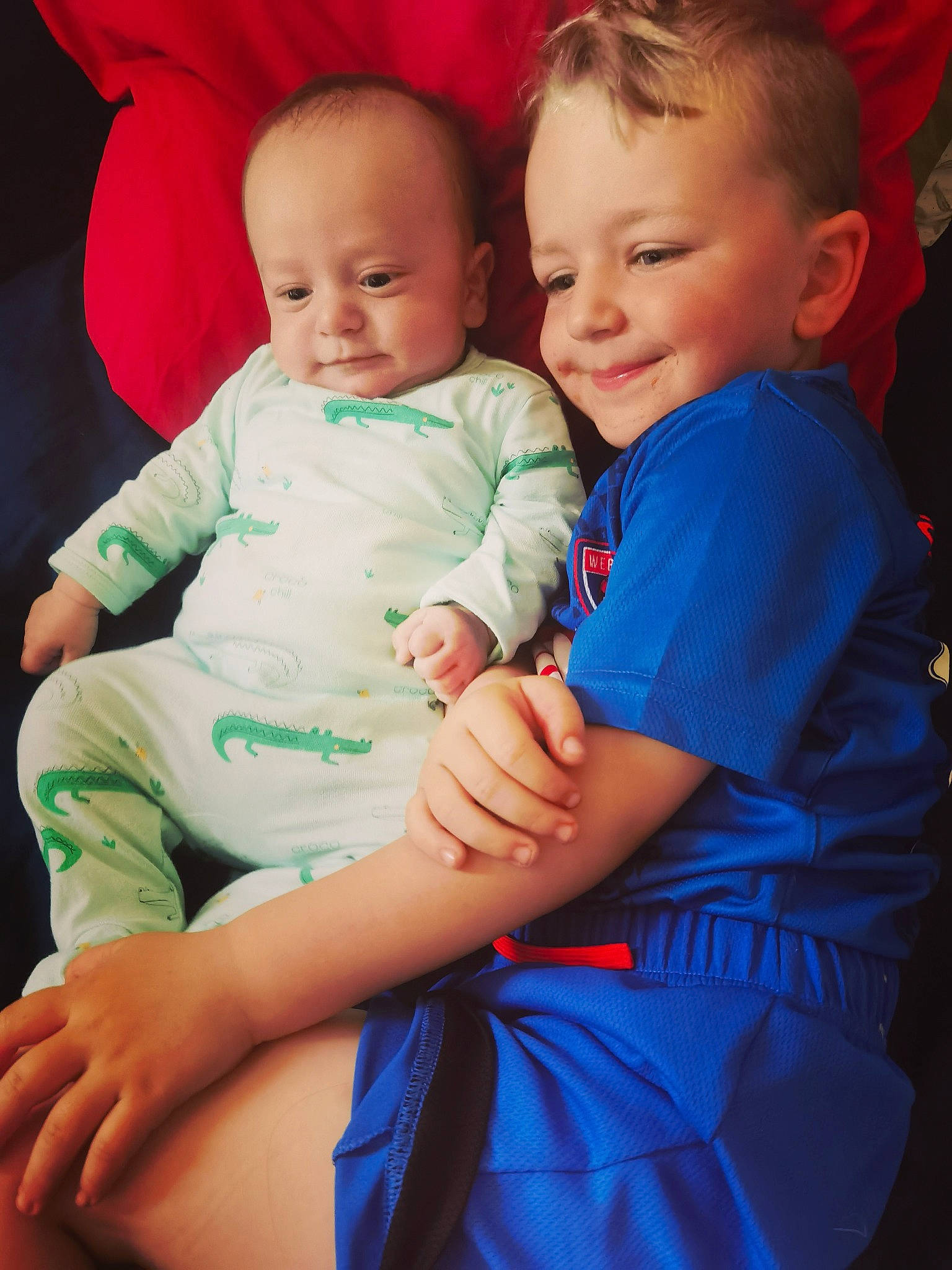 Luiz participe au concours pour gagner de l'argent avec cette photo : baby, baby_toddler_clothing, dress, eye, face, finger, gesture, hand, happy, head, human, iris, joy, leg, organ, person, red, shoulder, skin, smile