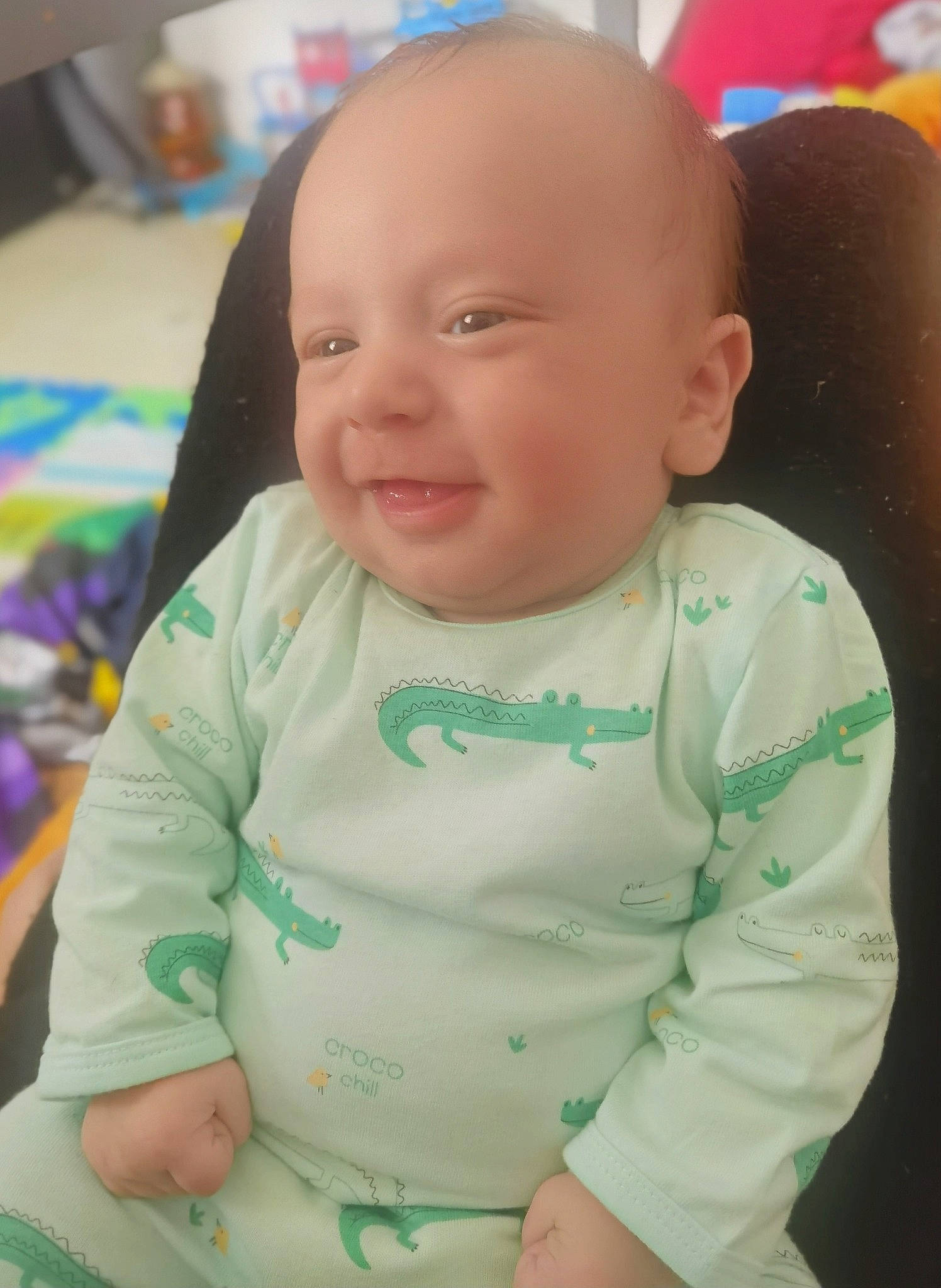 Nino participe au concours pour gagner de l'argent avec cette photo : baby, baby_products, baby_toddler_clothing, cheek, child, face, facial_expression, fun, happy, head, iris, joy, mouth, nose, person, pink, sitting, skin, sleeve, smile