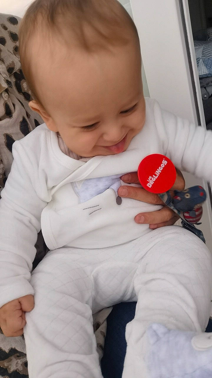 Nino a rejoint le concours — aidez-le/la à gagner de superbes lots ! arm, baby, baby_products, baby_toddler_clothing, carmine, cheek, child, comfort, drinkware, finger, happy, mouth, nail, nose, person, play, sitting, skin, sleeve, smile