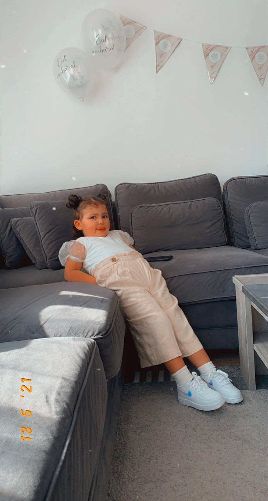 Rania participe au concours pour gagner de l'argent avec cette photo : comfort, couch, floor, flooring, furniture, hair, head, human_body, human_leg, interior_design, knee, leg, living_room, material_property, person, sitting, sock, studio_couch, textile, thigh